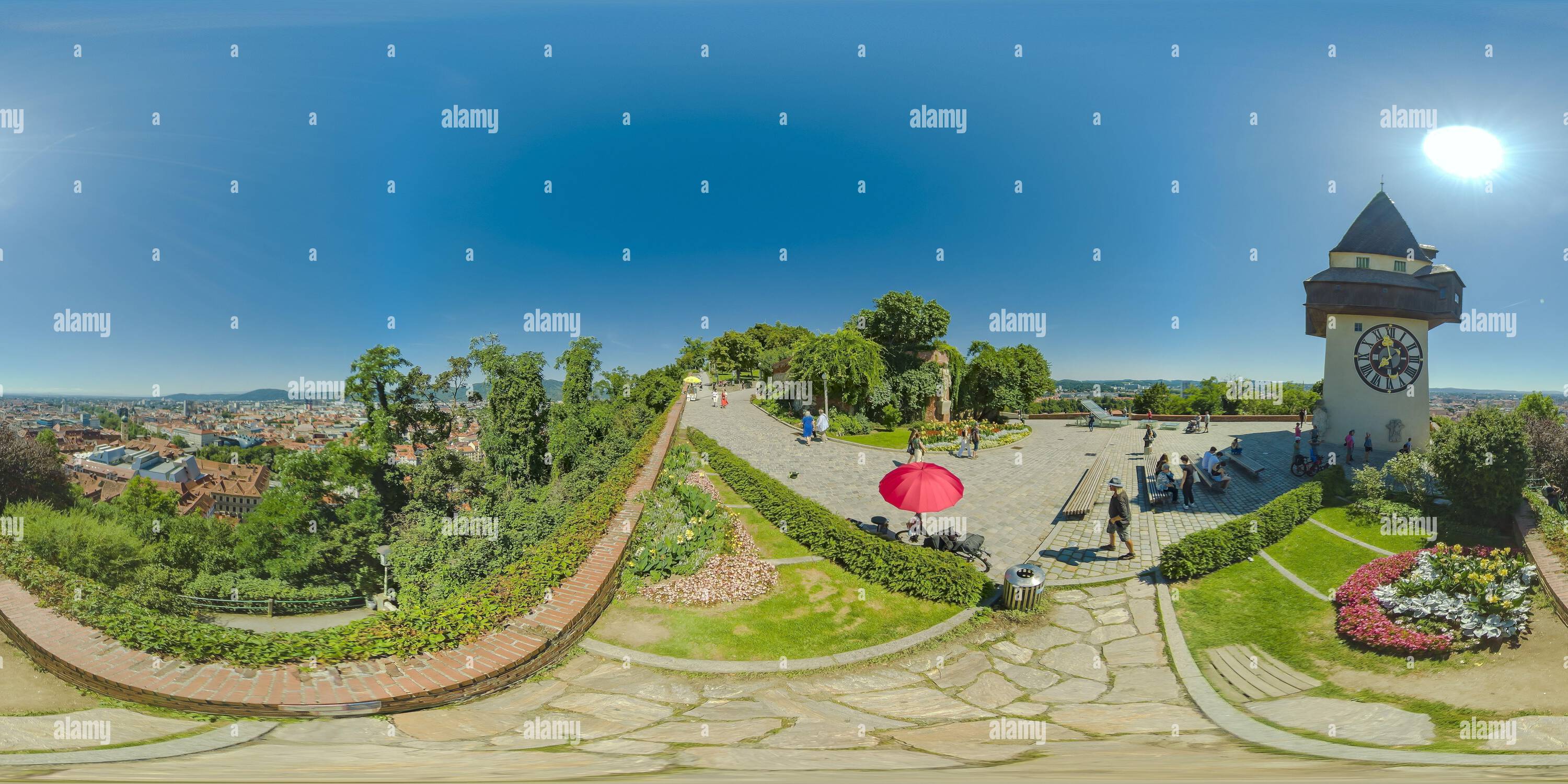 Visualizzazione panoramica a 360 gradi di Graz, Steirmark, Austria, Österreich, fiume Mur, estate, Uhrturm, Schlossberg, dimensioni 6502 x 3251 mm a 300 dpi