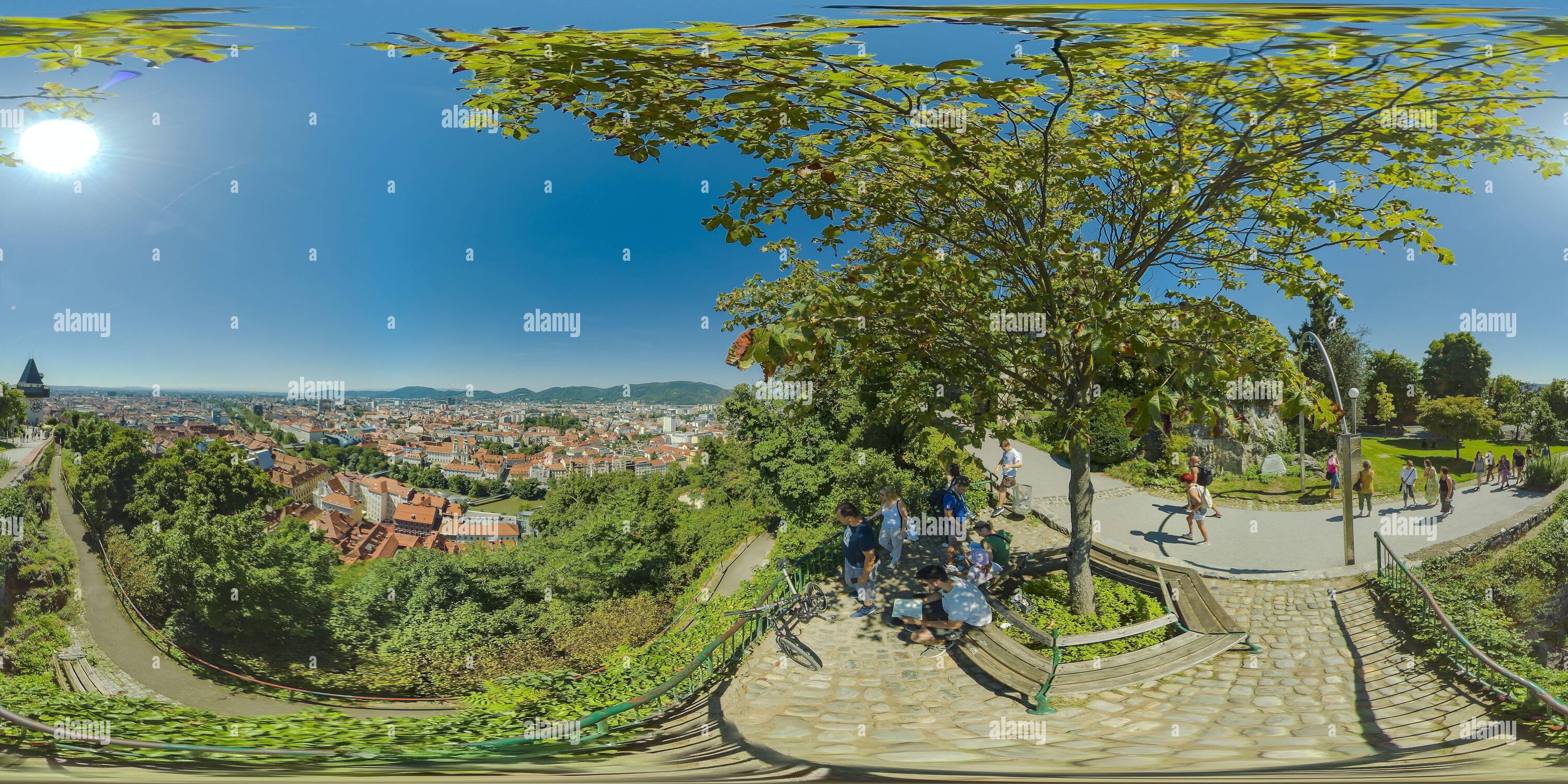 Visualizzazione panoramica a 360 gradi di Graz, Steirmark, Austria, Österreich, fiume Mur, estate, Uhrturm, Schlossberg, dimensioni 6502 x 3251 mm a 300 dpi