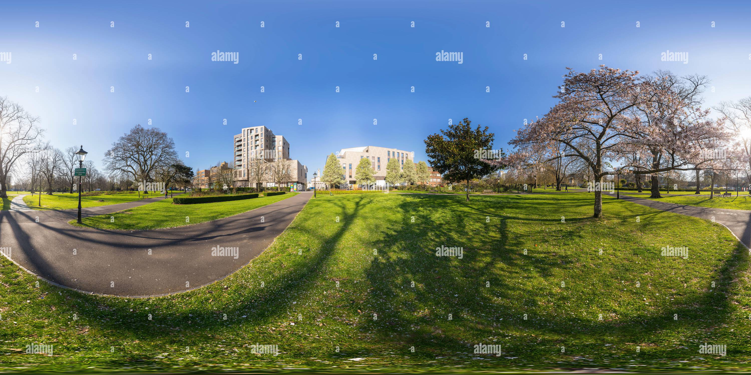 Visualizzazione panoramica a 360 gradi di East Park o Andrews Park in primavera. È il più grande dei cinque parchi nel centro di Southampton, in Inghilterra.