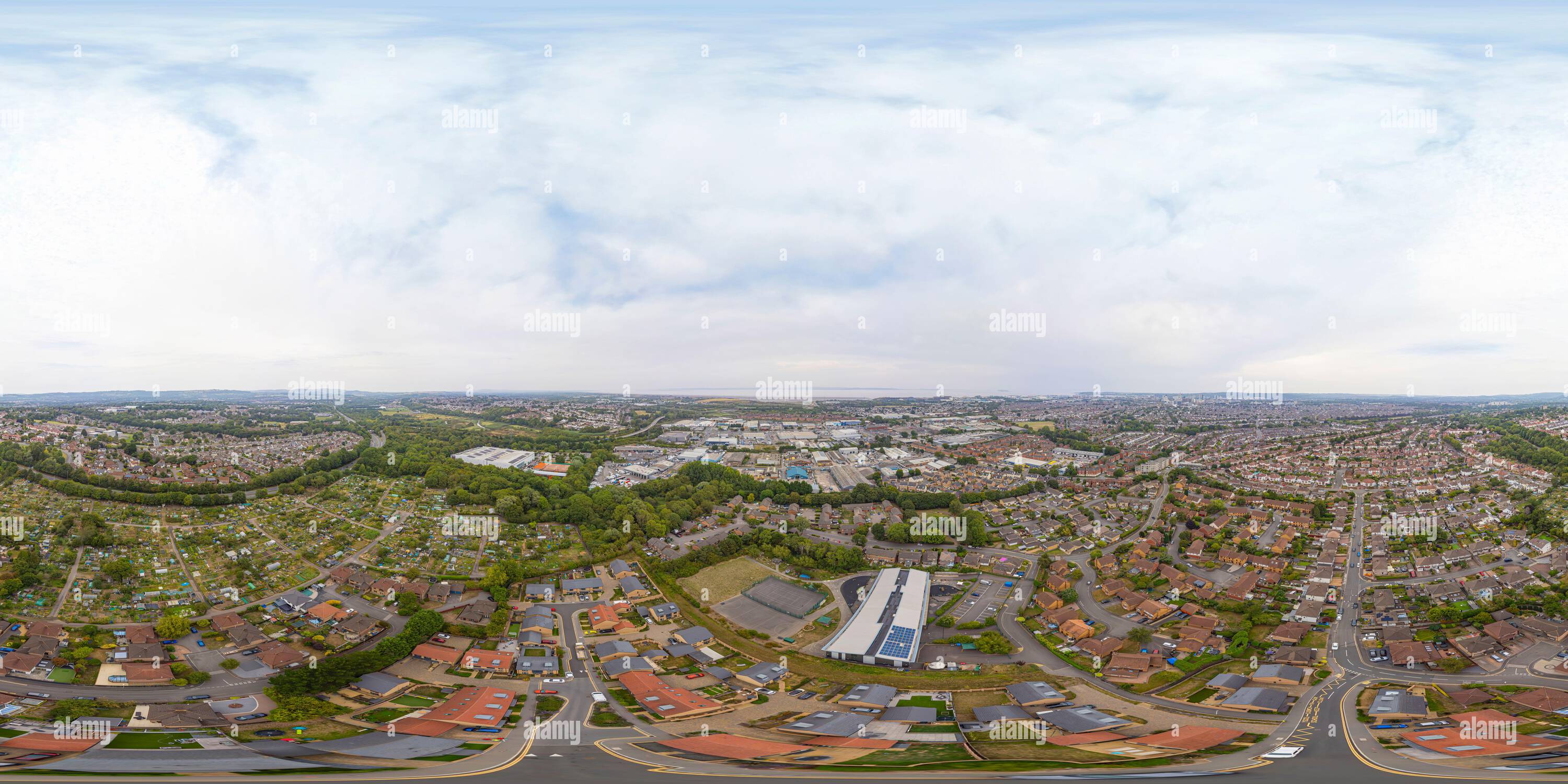 Visualizzazione panoramica a 360 gradi di Vista aerea con drone sulla Howardian Primary School a Penylan, Cardiff, Galles del Sud, Regno Unito: Phillip Roberts