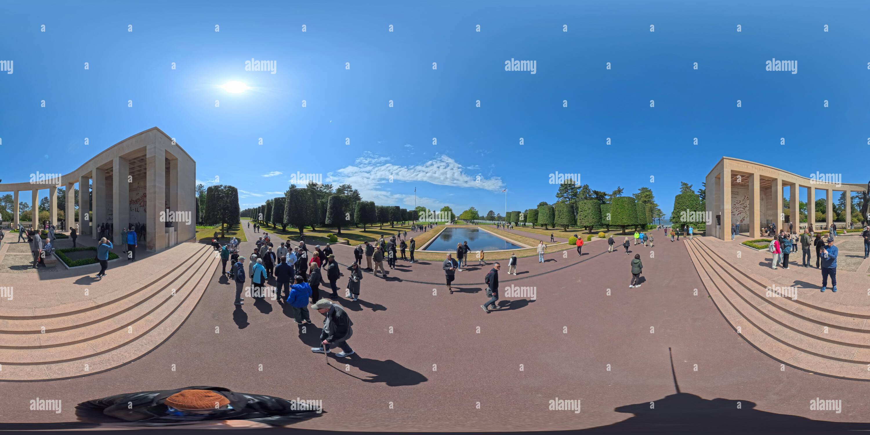 Visualizzazione panoramica a 360 gradi di Piscina riflettente e memoriale al Cimitero Americano della Normandia che si affaccia su Omaha Beach a Colleville-sur-Mer, Francia