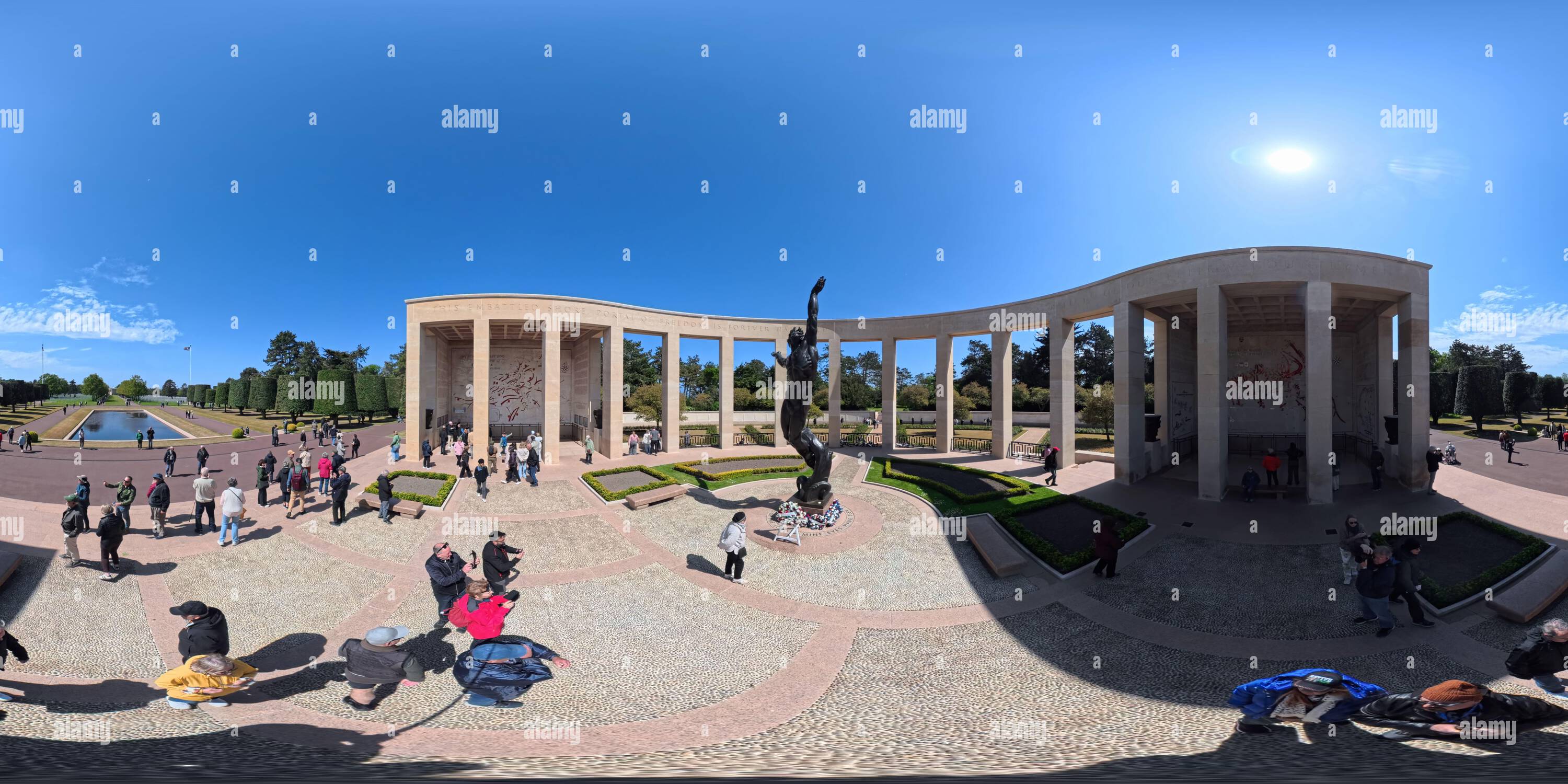 Visualizzazione panoramica a 360 gradi di Lo Spirito della Gioventù Americana che si eleva dalle onde al Cimitero e Memoriale Americano di Normandia a Colleville-sur-Mer, Francia