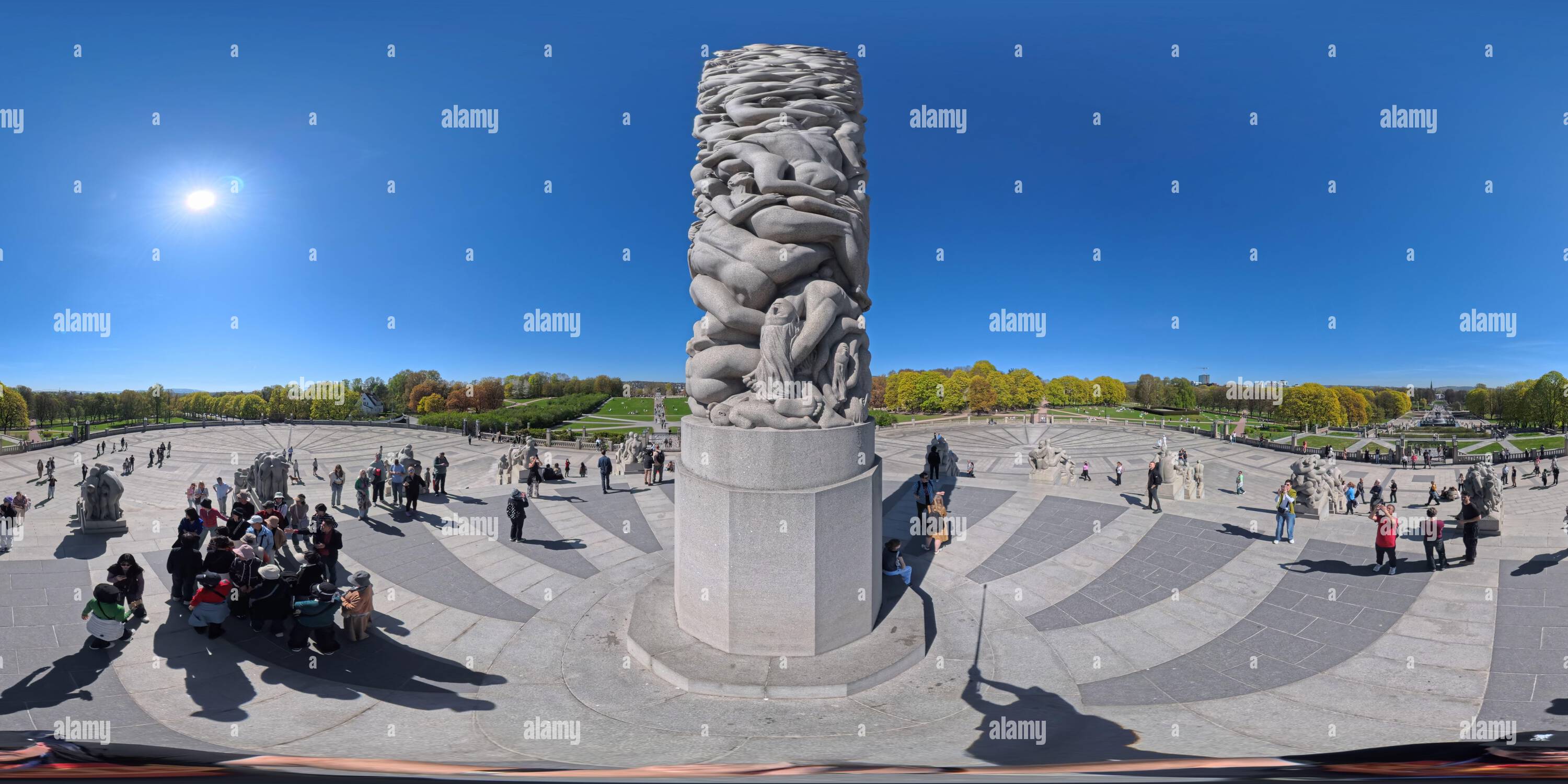Visualizzazione panoramica a 360 gradi di Turisti che circondano la scultura del Monolite nel parco Vigeland, Oslo, Norvegia