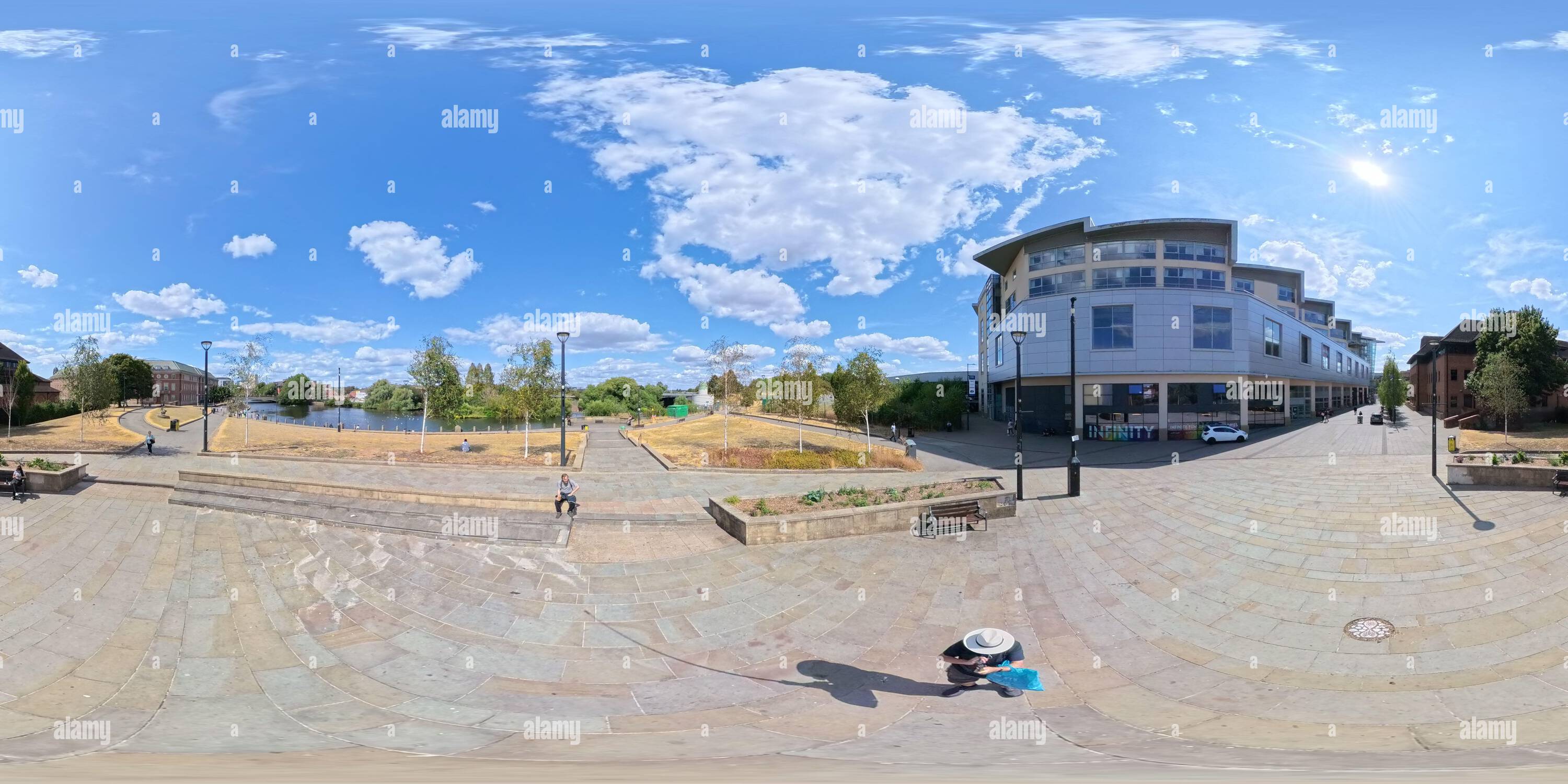 Visualizzazione panoramica a 360 gradi di Derby River Gardens con il piazzale lastricato e la capsula del tempo.