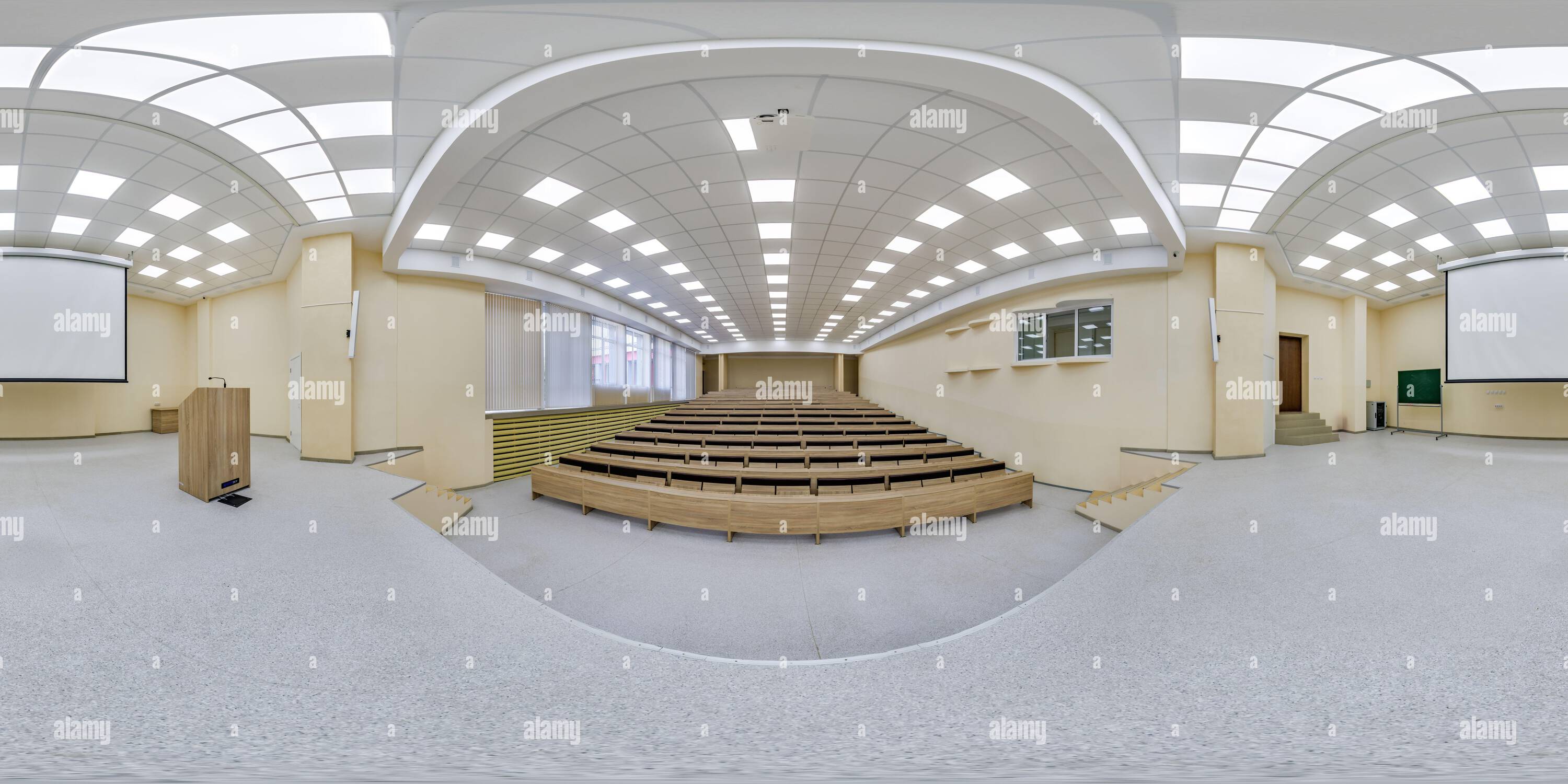 Visualizzazione panoramica a 360 gradi di vista panoramica sferica 360 HDRI completa e senza cuciture in una moderna sala conferenze vuota e in un enorme aula per studenti in proiezione equirettangolare, AR VR