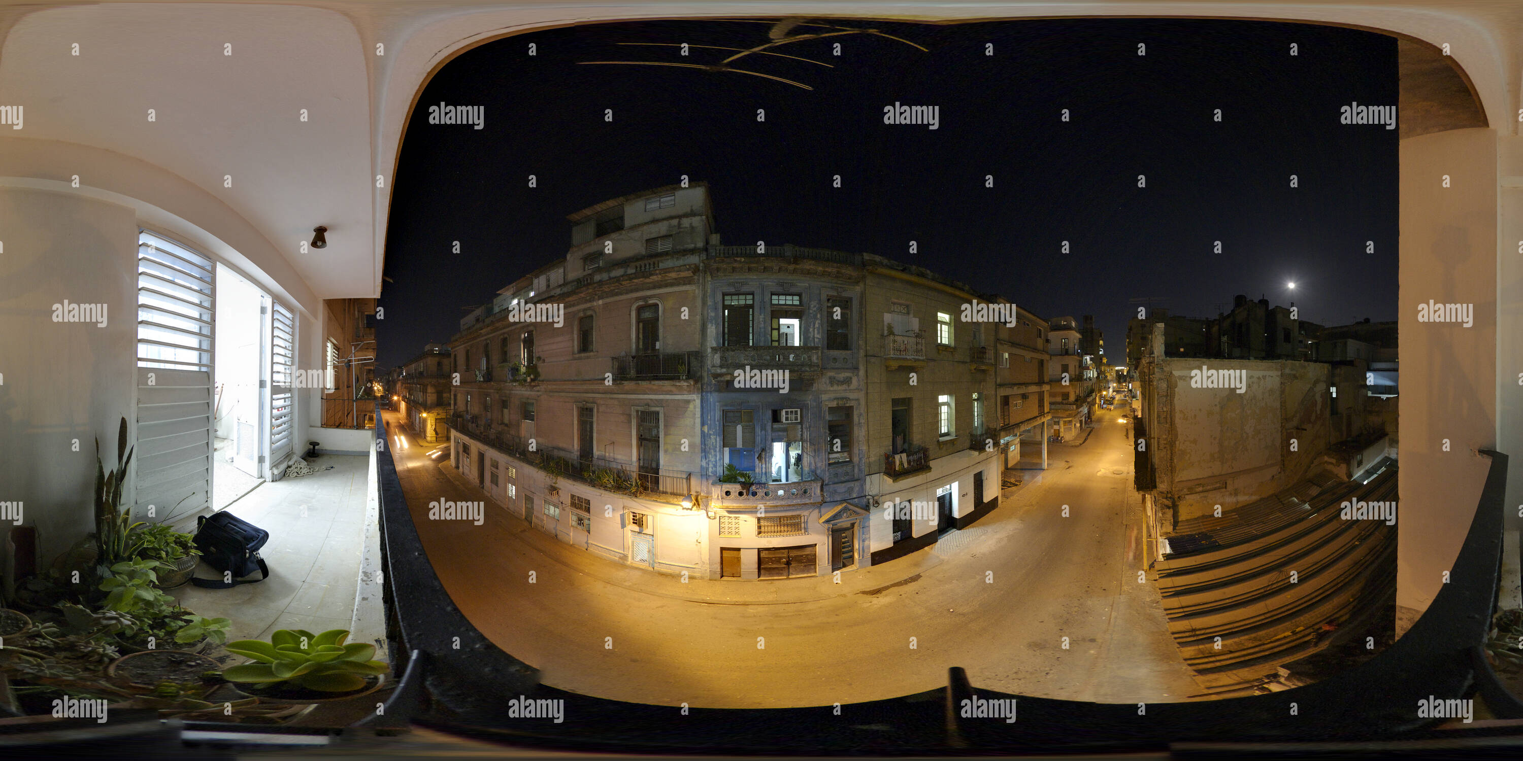 Visualizzazione panoramica a 360 gradi di Otto's House sotto la luna piena