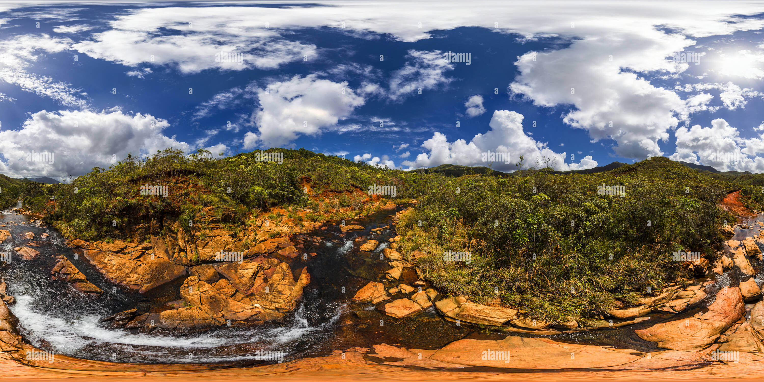 Visualizzazione panoramica a 360 gradi di Su di un fiume presso il Parc Provincial de la Rivière Bleue