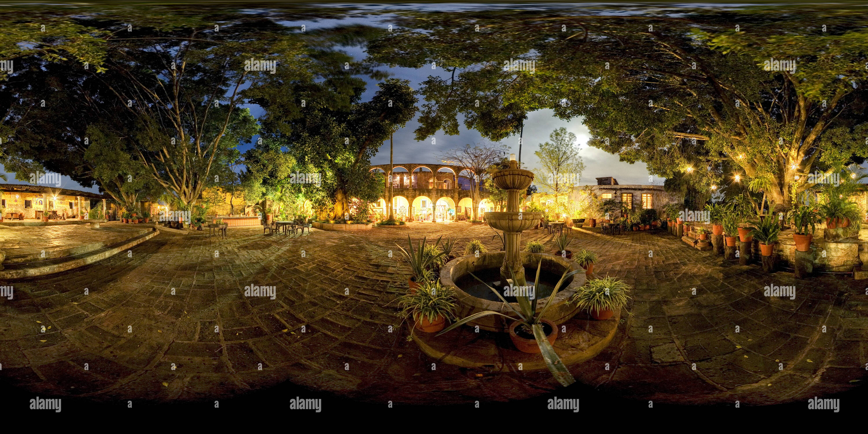 Visualizzazione panoramica a 360 gradi di Il cortile sotto la luna piena - Hacienda El Carmen 1