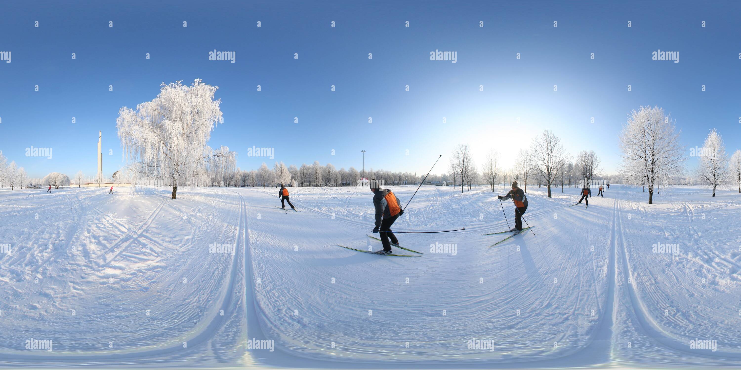 Visualizzazione panoramica a 360 gradi di Sciare a Uzvaras (Vittoria) park a Riga