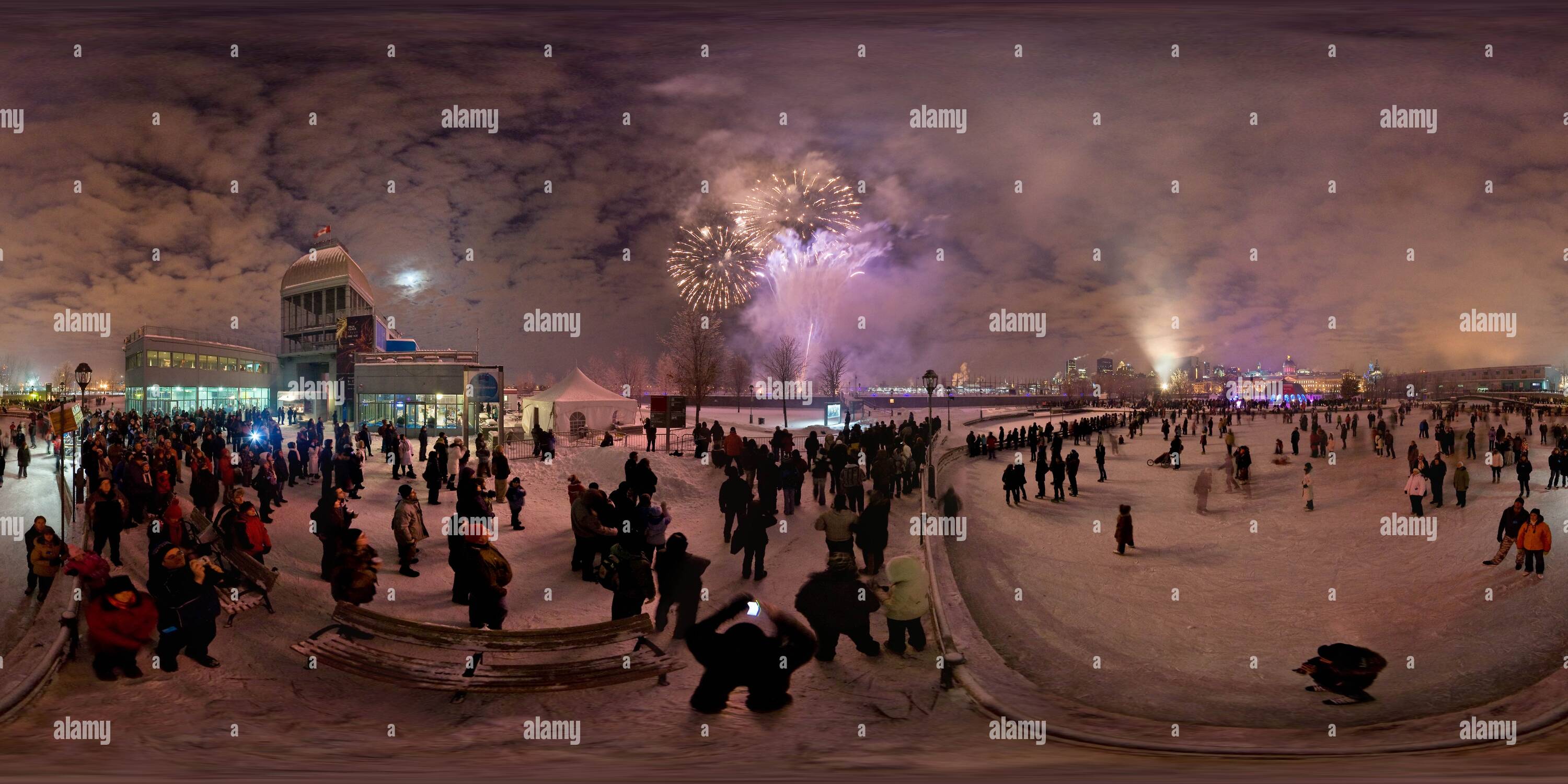 Visualizzazione panoramica a 360 gradi di Fuochi d'artificio e pista di pattinaggio a Montreal Porto Vecchio