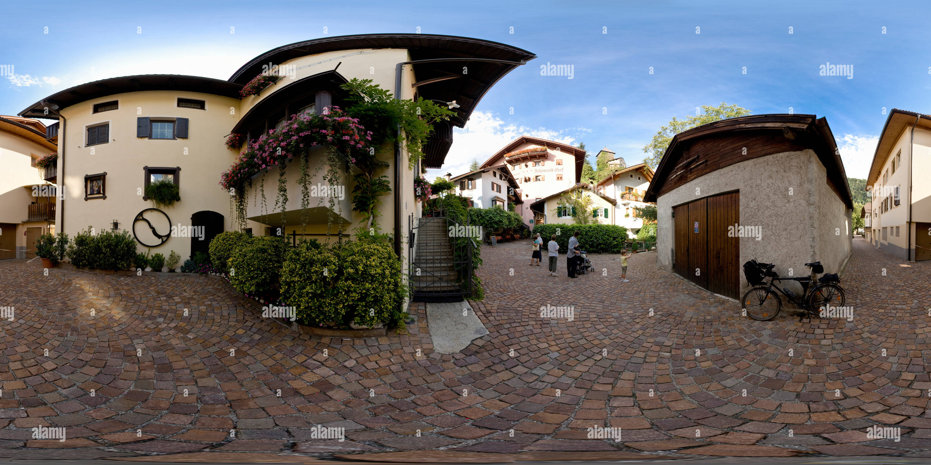 Visualizzazione panoramica a 360 gradi di Villa Cipresso e vista castello a Chiusa in Val d'Isarco (Bolzano)