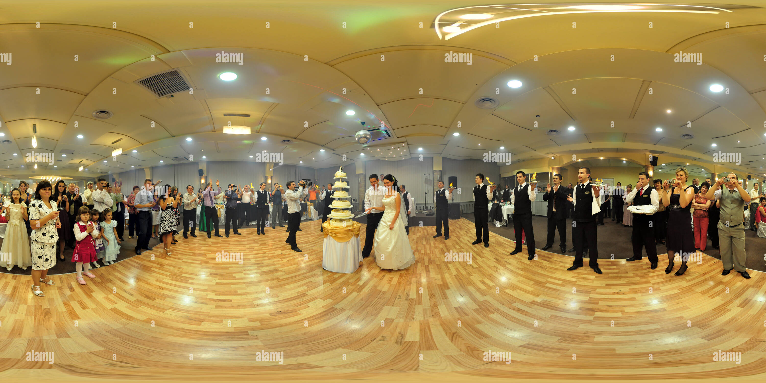 Visualizzazione panoramica a 360 gradi di Matrimonio rumeno in Targu Mures (1)