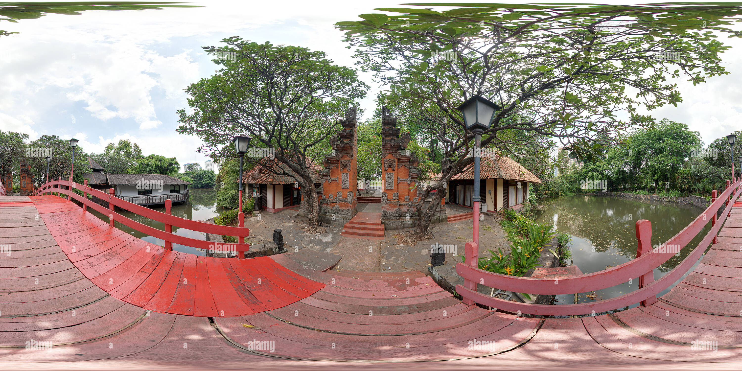 Visualizzazione panoramica a 360 gradi di Stile indù e gate bridge, il Sultan Hotel Jacarta