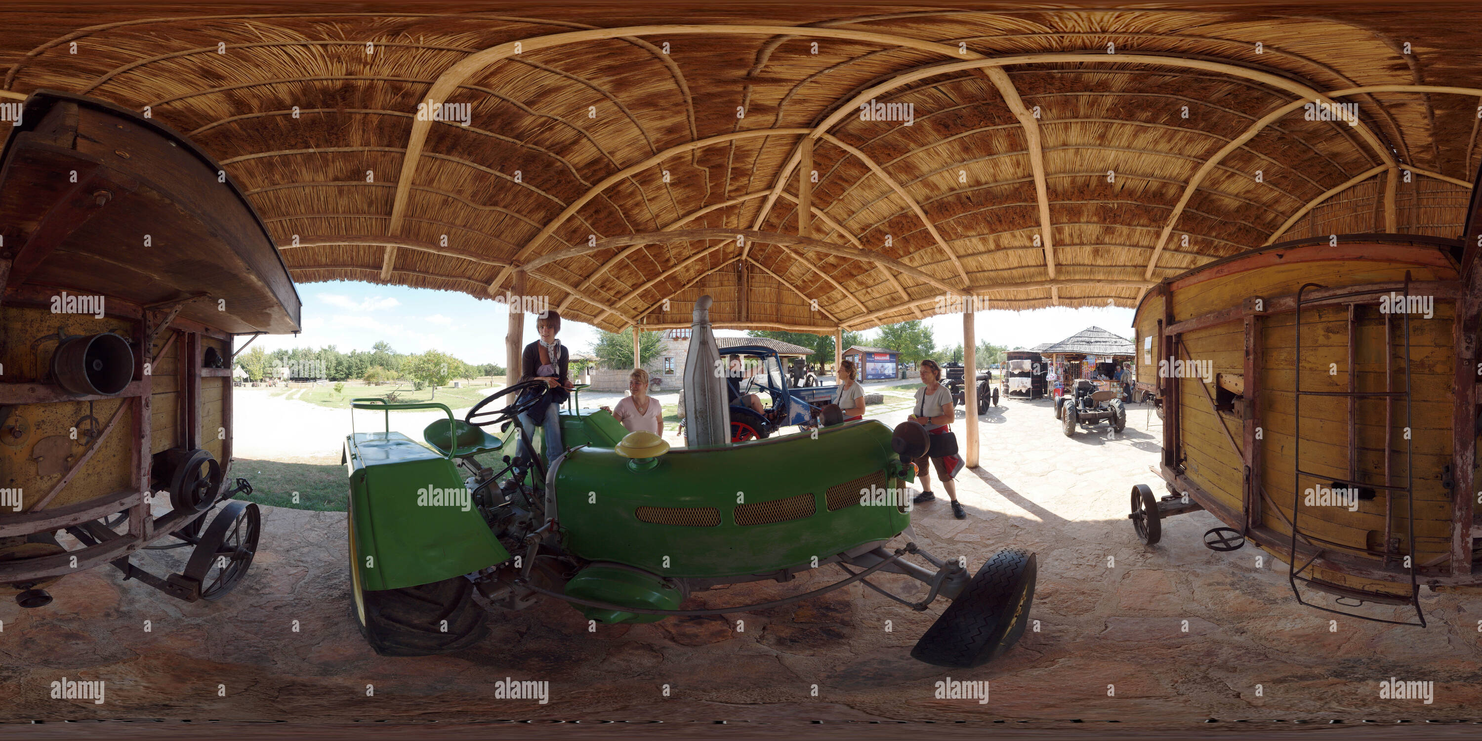 Visualizzazione panoramica a 360 gradi di Il trattore alla grotta di Baredine