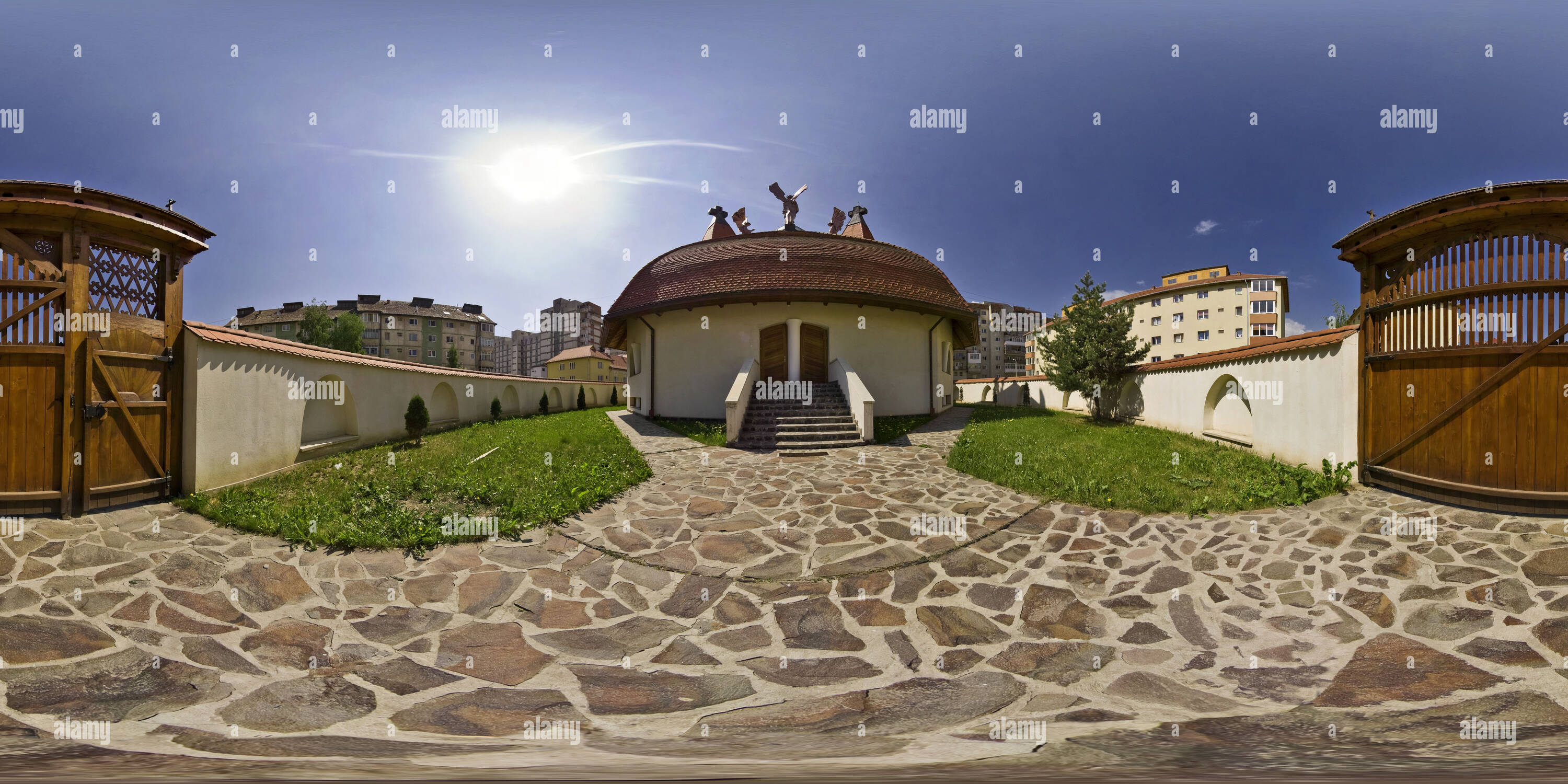 Visualizzazione panoramica a 360 gradi di Millenium chiesa cattolica ingresso posteriore e szekler gate - pianificazione Imre Makovecz