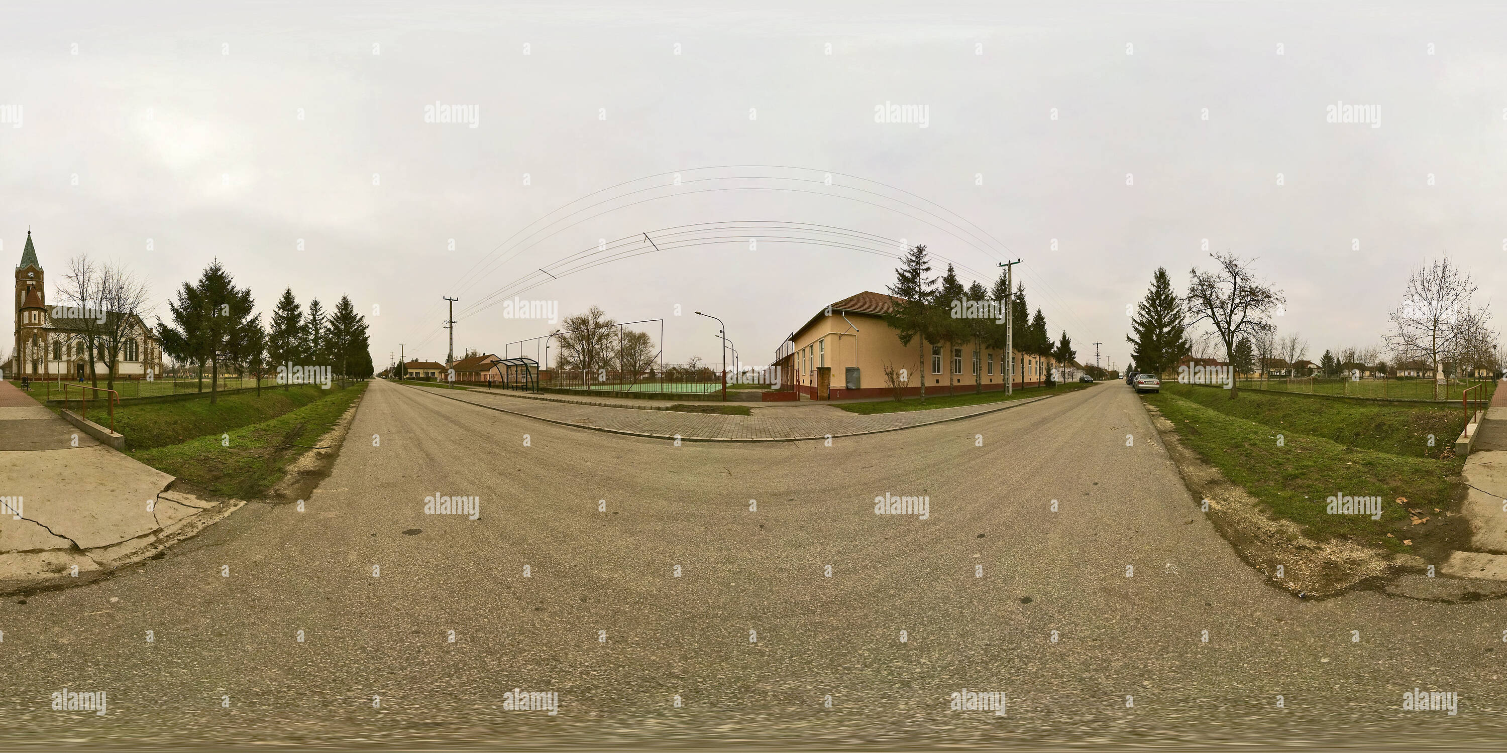 Visualizzazione panoramica a 360 gradi di Tiszasziget scuola primaria e chiesa cattolica