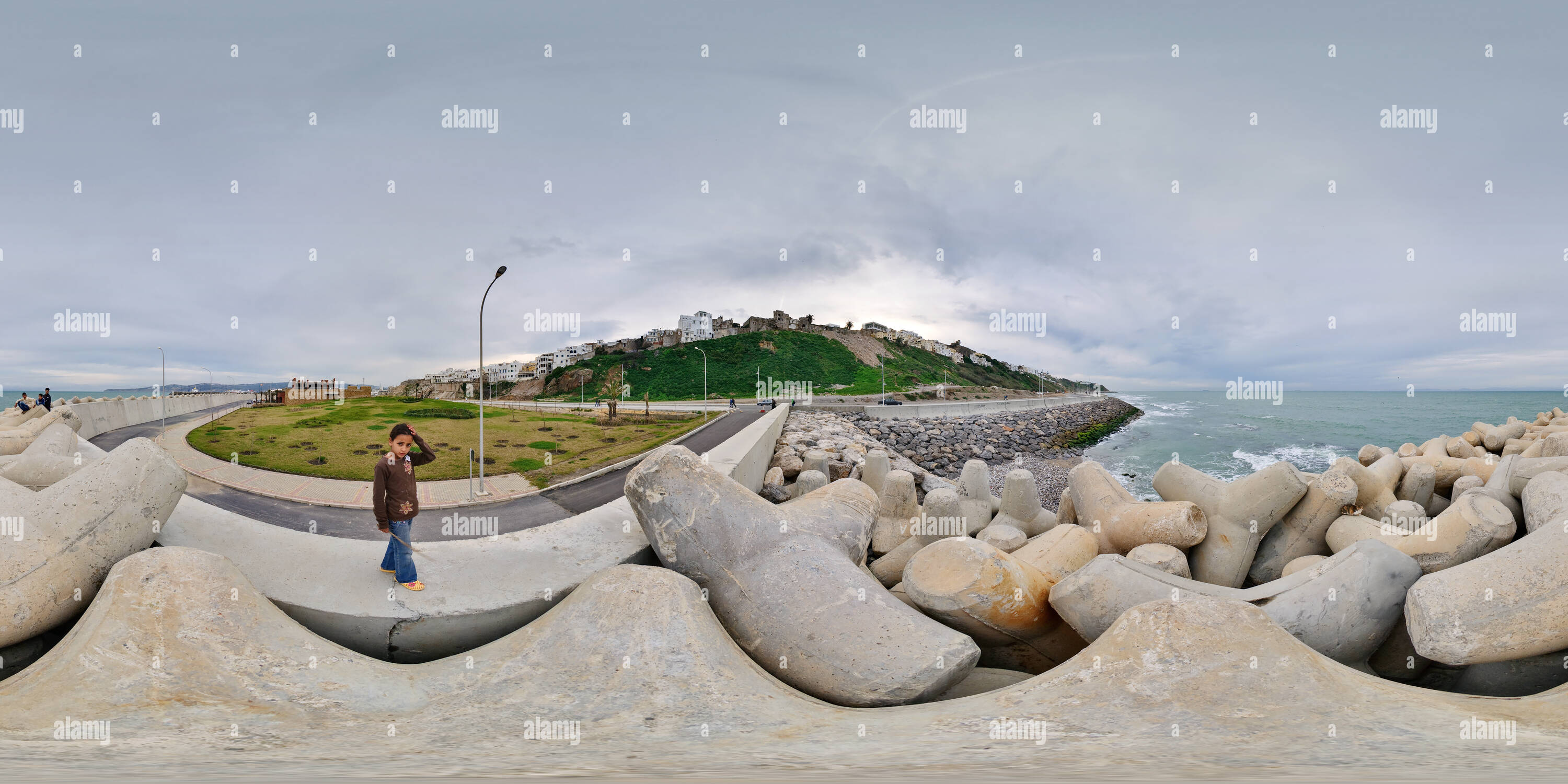 Visualizzazione panoramica a 360 gradi di Il Marocco, Tanger bambini in riva al mare