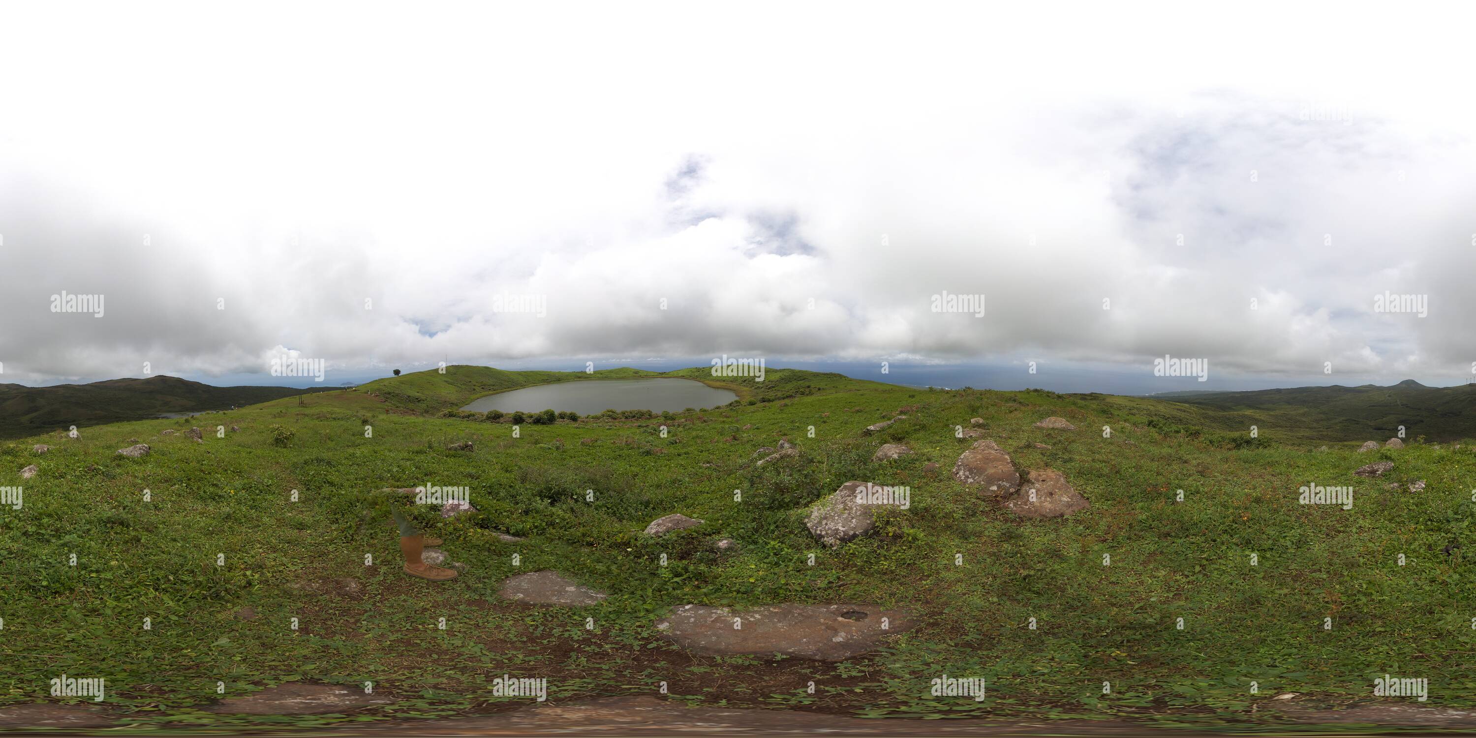 Visualizzazione panoramica a 360 gradi di El Junco il cratere del lago di San Cristobal nelle Galapagos