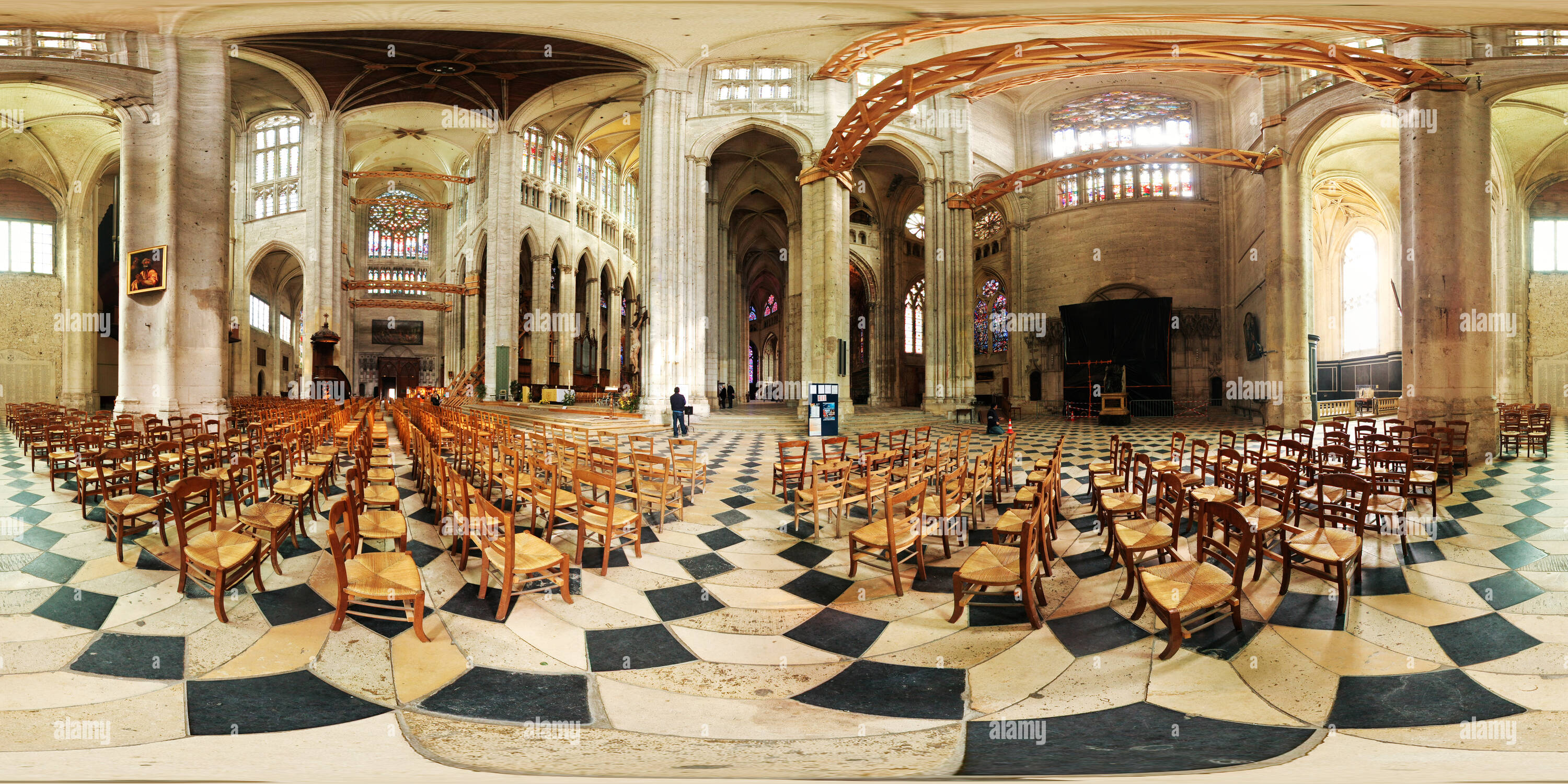 Visualizzazione panoramica a 360 gradi di Più alto volta gotica al mondo nella cattedrale di Beauvais