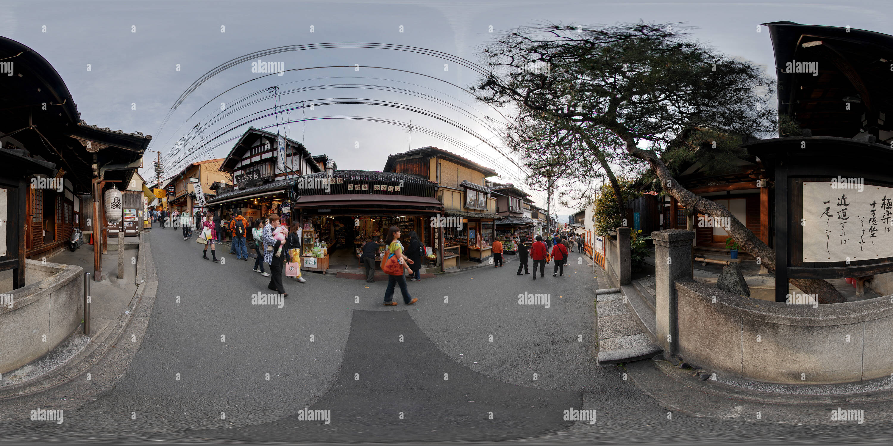 Visualizzazione panoramica a 360 gradi di Negozi giapponesi in Matsubara dori (street), nei pressi di Kiyomizu dera, Kyoto