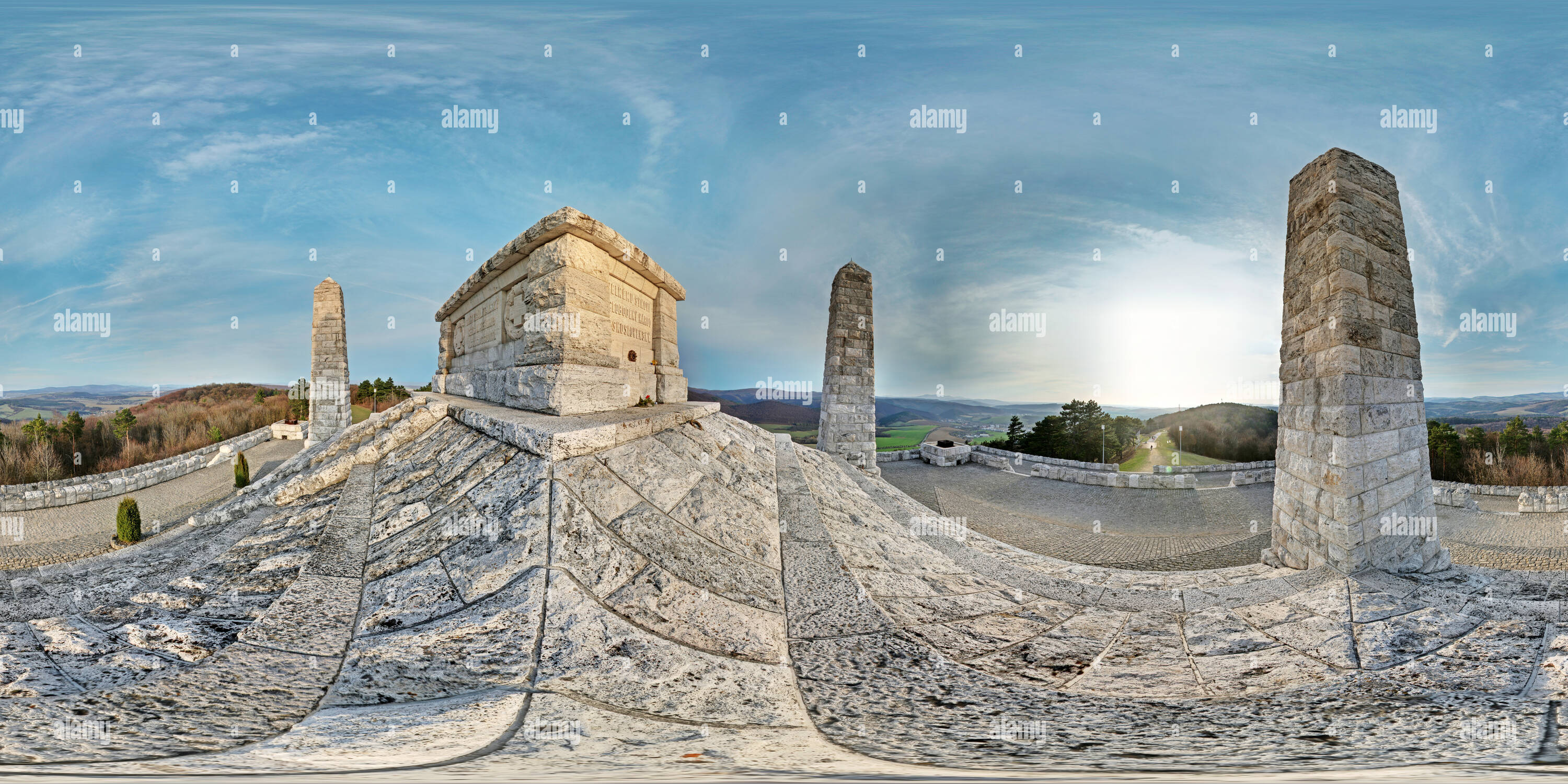 Visualizzazione panoramica a 360 gradi di Mohyla M.R. Štefánika na Bradle - Slovacchia