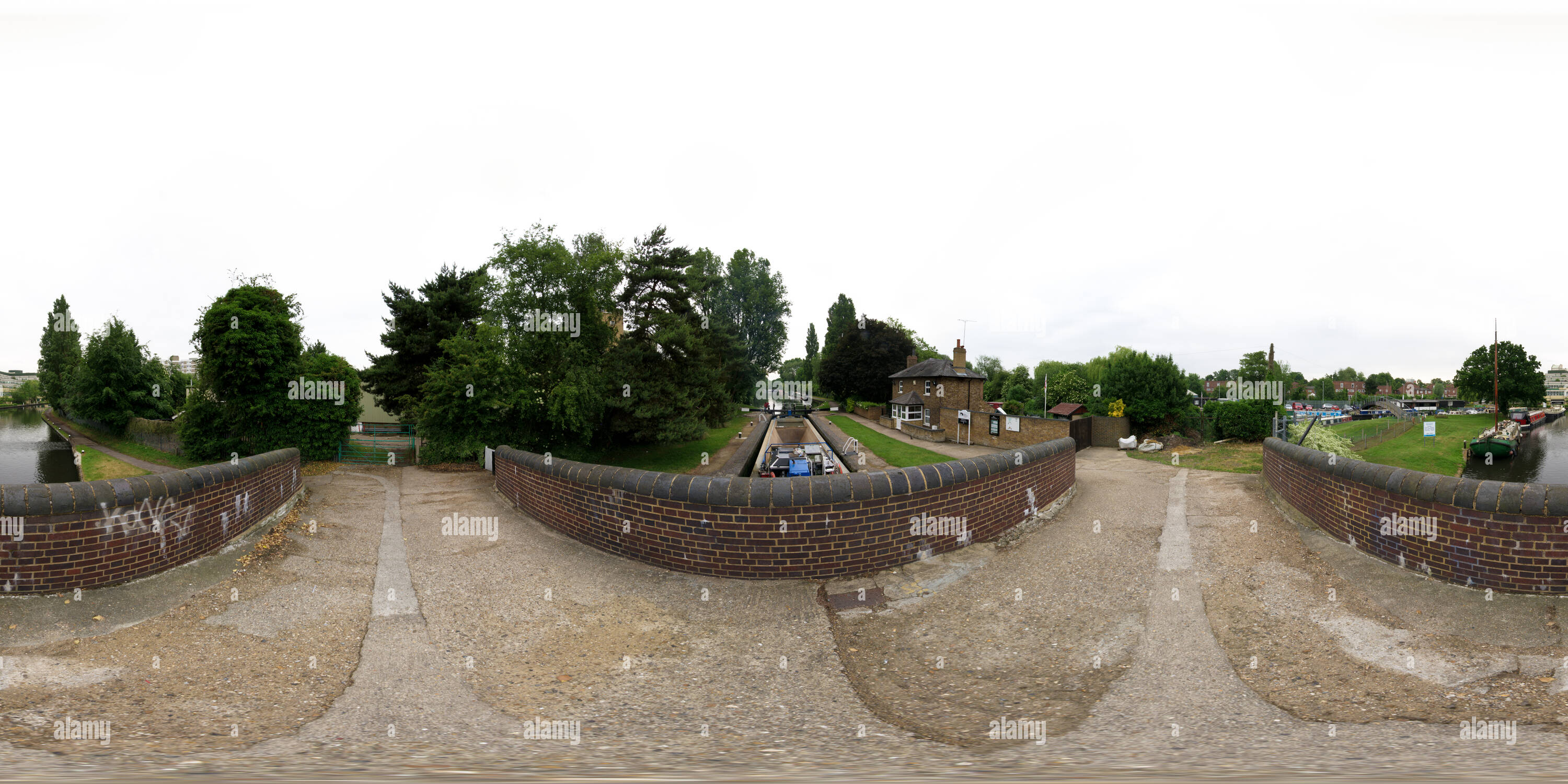 Visualizzazione panoramica a 360 gradi di Barge in blocco in Grand Union Canal, Uxbridge