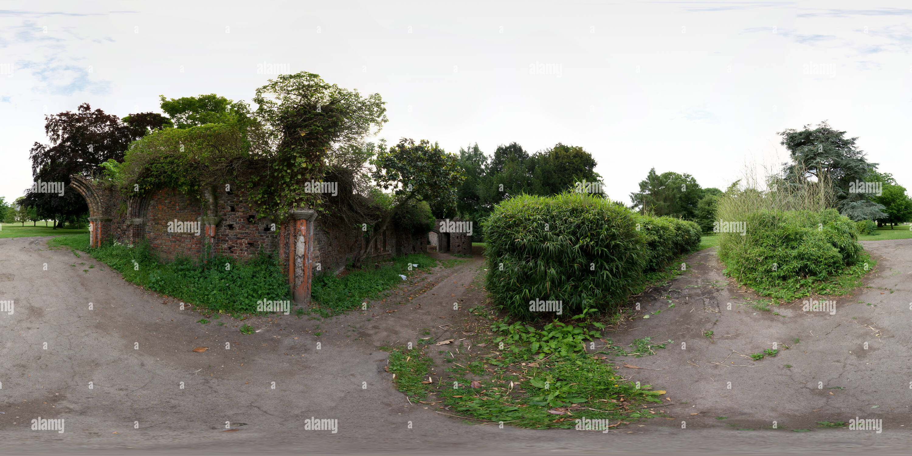 Visualizzazione panoramica a 360 gradi di Gunnersbury rovine gotiche e il maneggio