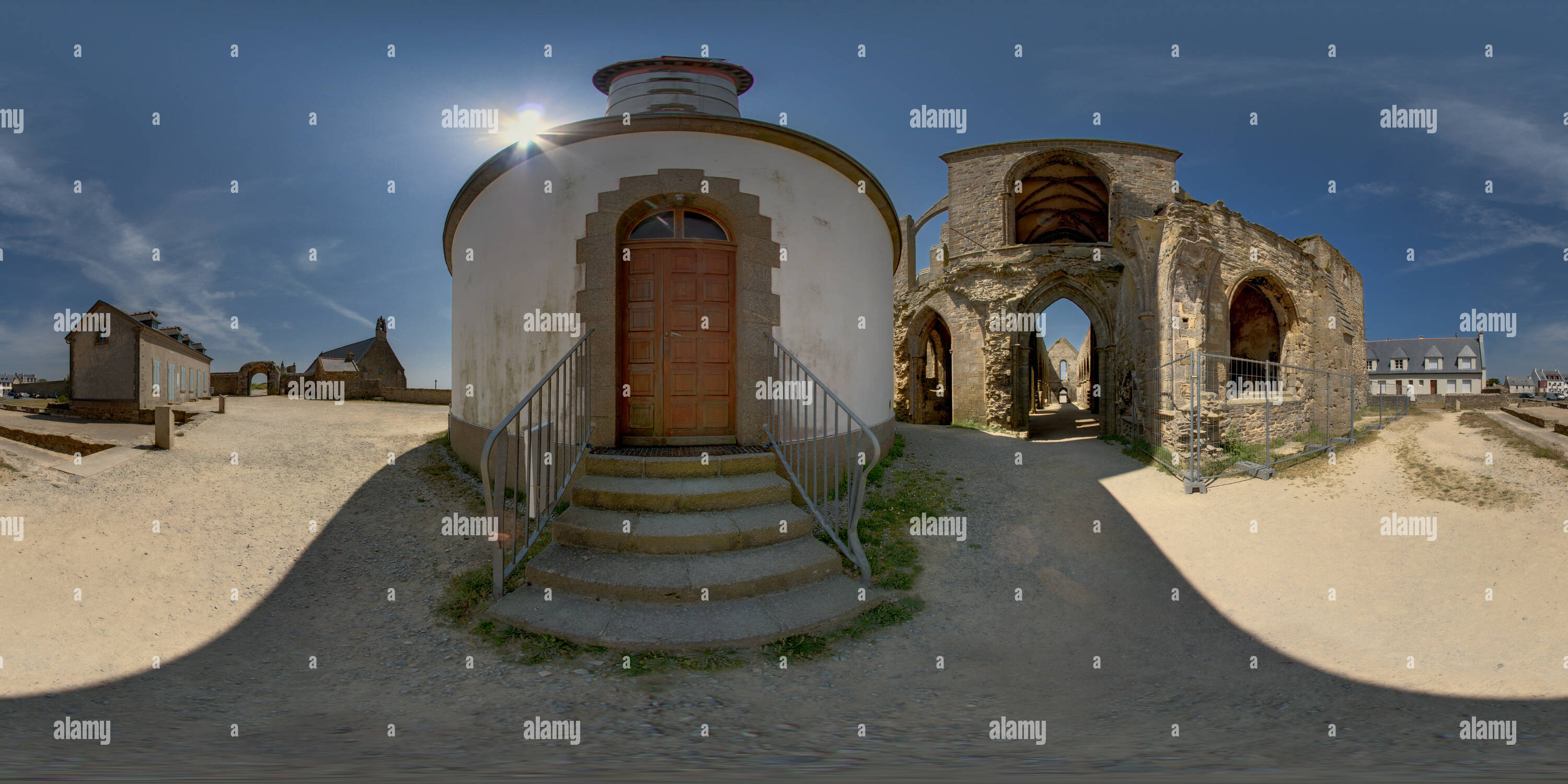 Visualizzazione panoramica a 360 gradi di La Chapelle Notre Dame des Grâces, le phare et l'Abbaye de la pointe Saint-Mathieu