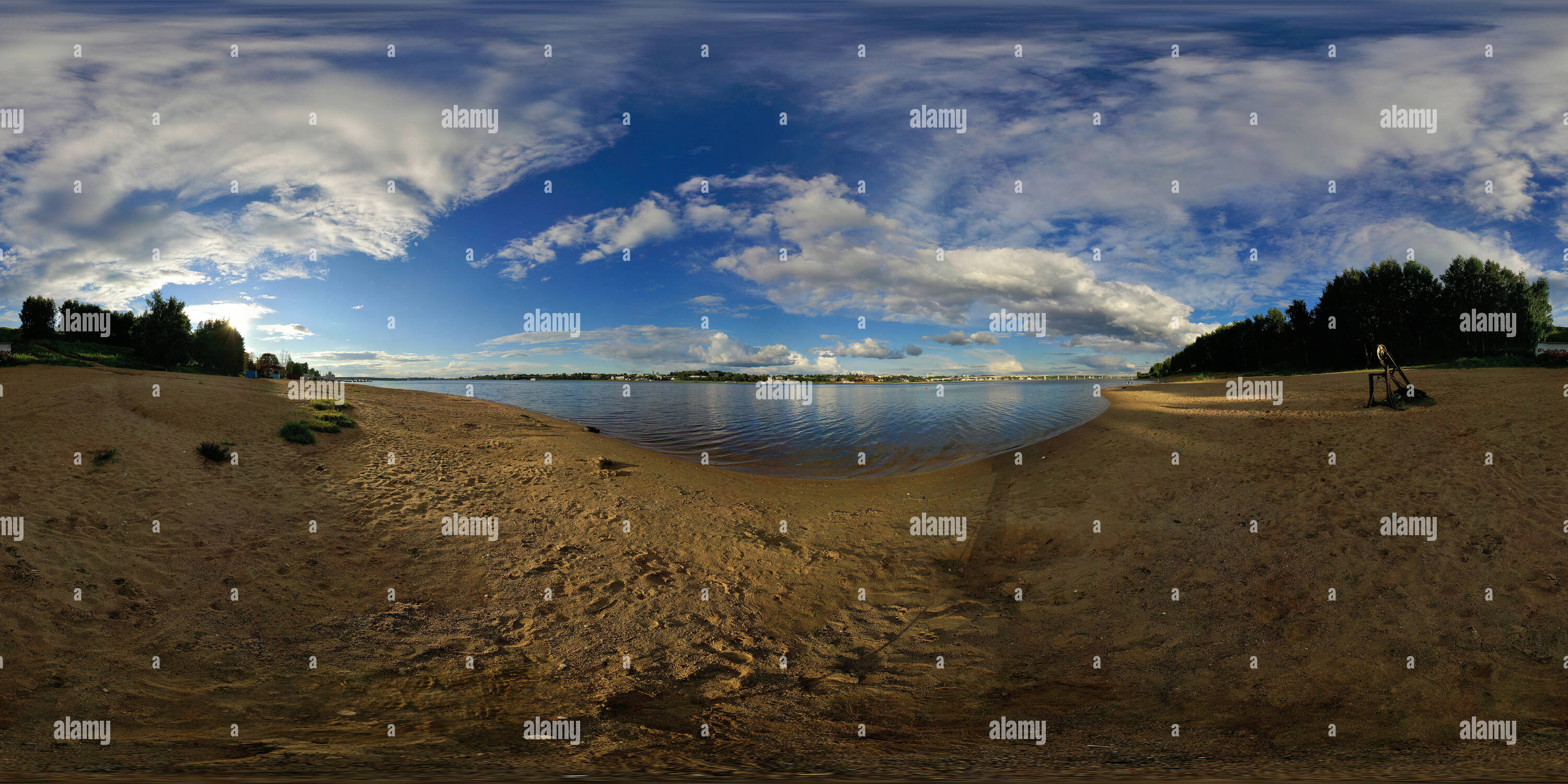 Visualizzazione panoramica a 360 gradi di Fiume Volga, vista di fronte a Kostroma centro storico