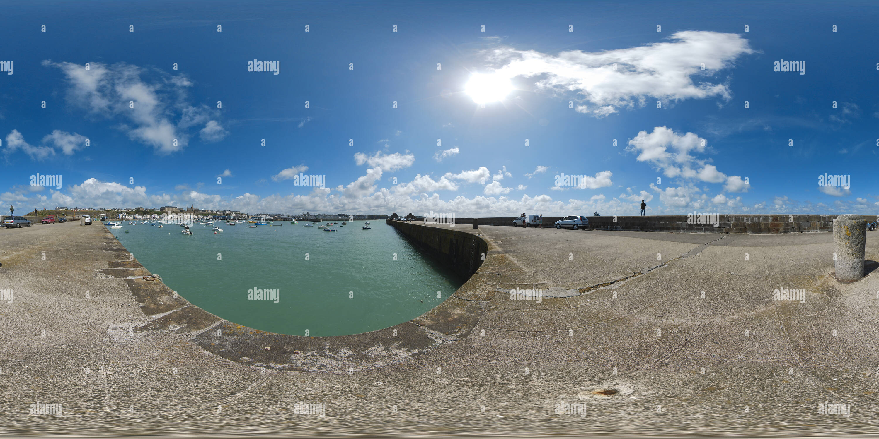 Visualizzazione panoramica a 360 gradi di Sur la jetée de l'avant-port de Granville - Francia