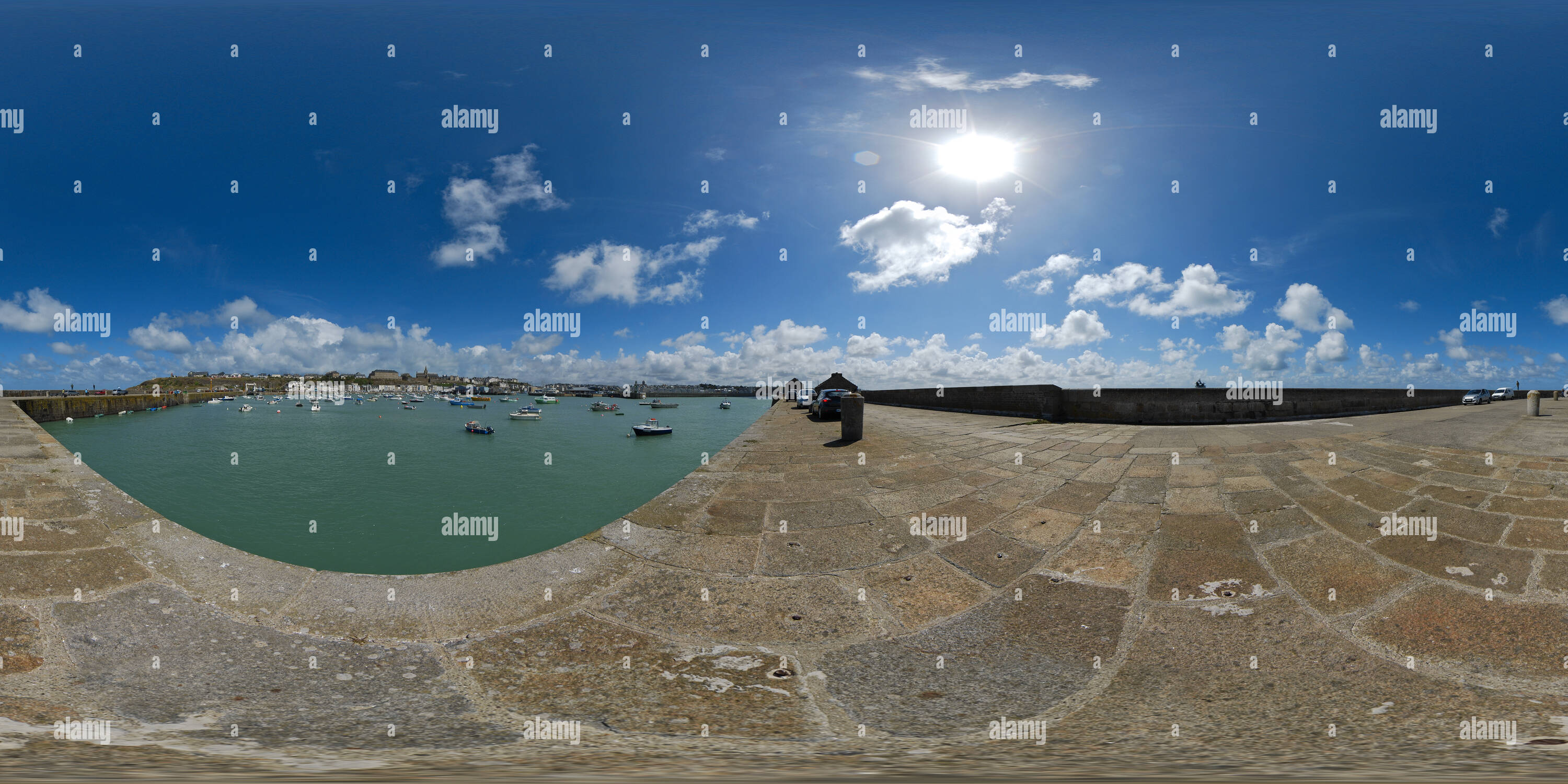 Visualizzazione panoramica a 360 gradi di Vue sur Granville depuis la jetée de l'avant-port - Francia