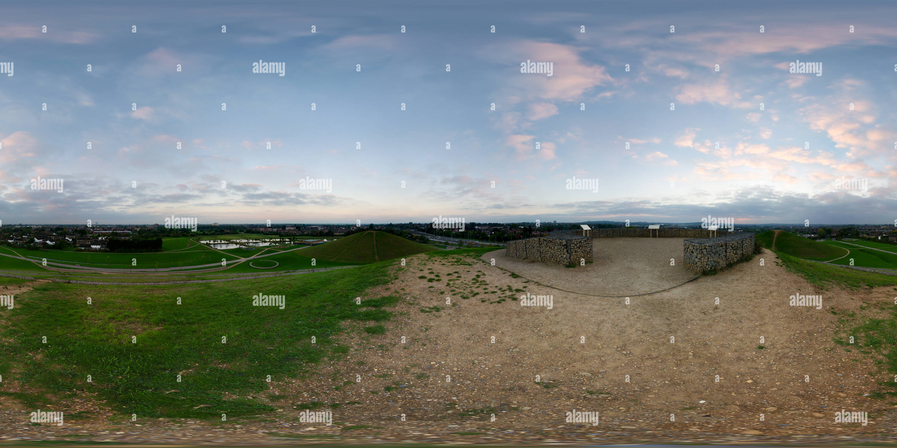 Visualizzazione panoramica a 360 gradi di Vista dalla collina più alta da campi Northala, Northolt