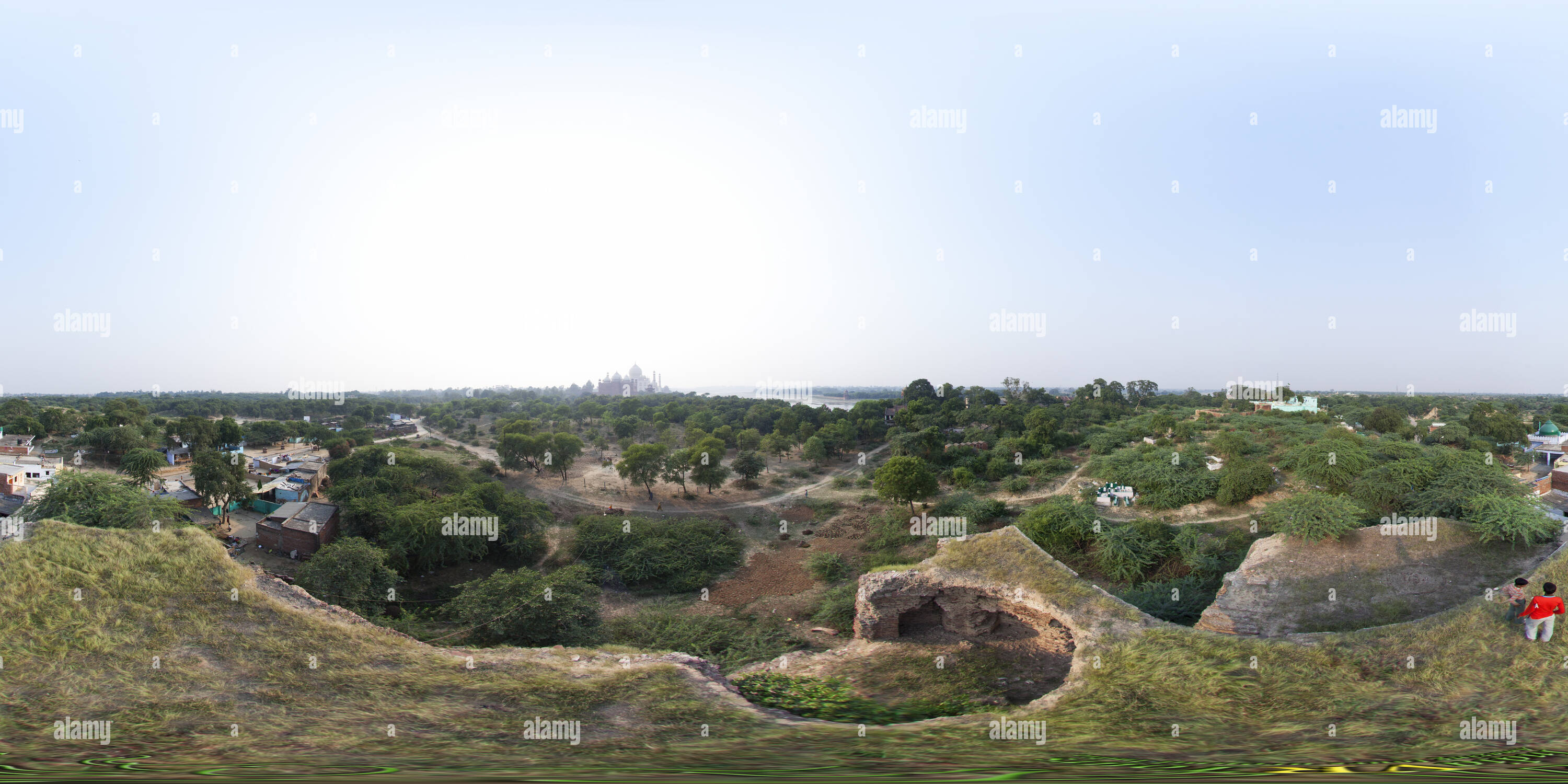 Visualizzazione panoramica a 360 gradi di Taj Mahal e la circostante campagna vista dall alto delle vicine rovine