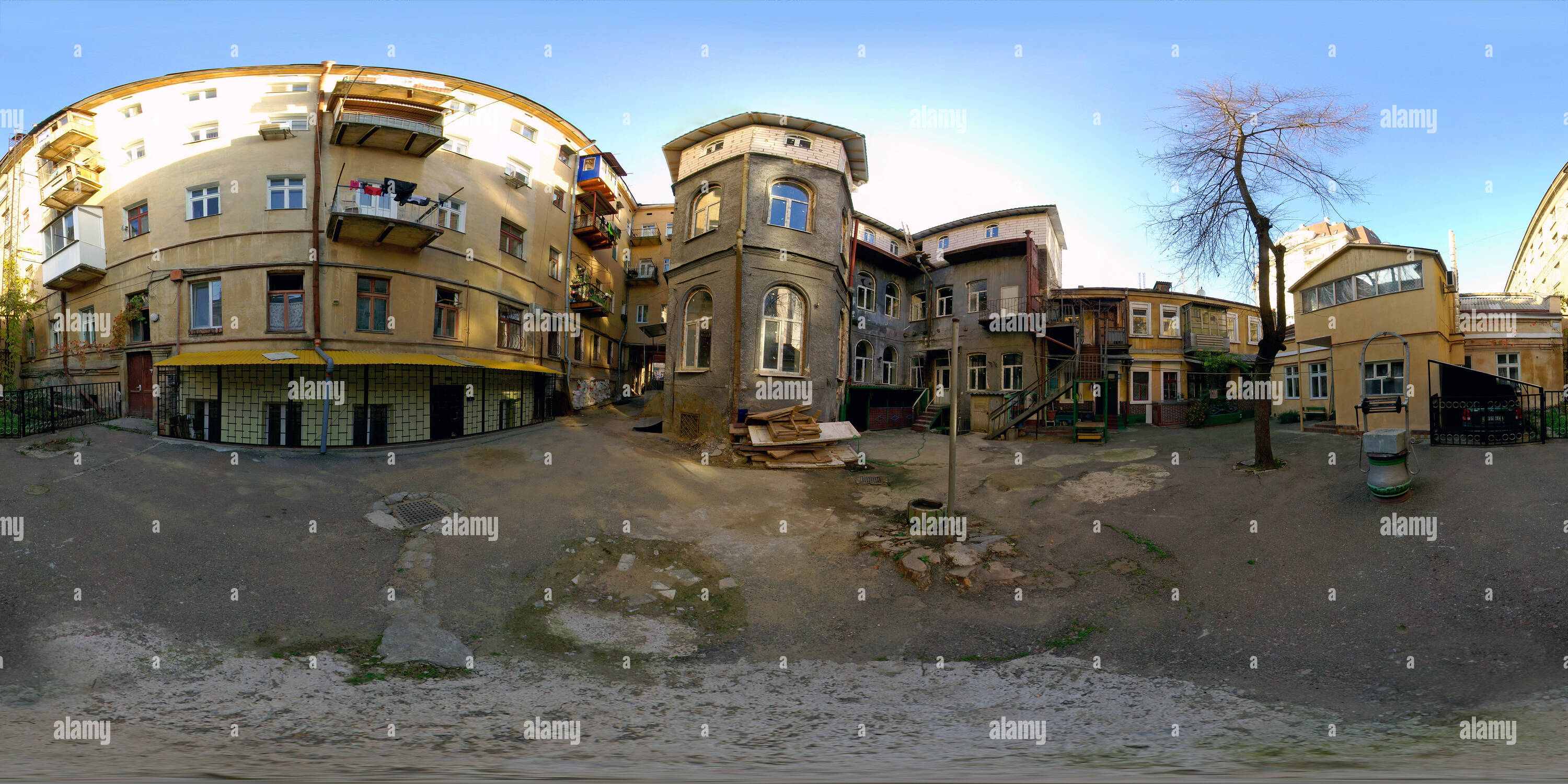 Visualizzazione panoramica a 360 gradi di Cortile con un pozzetto