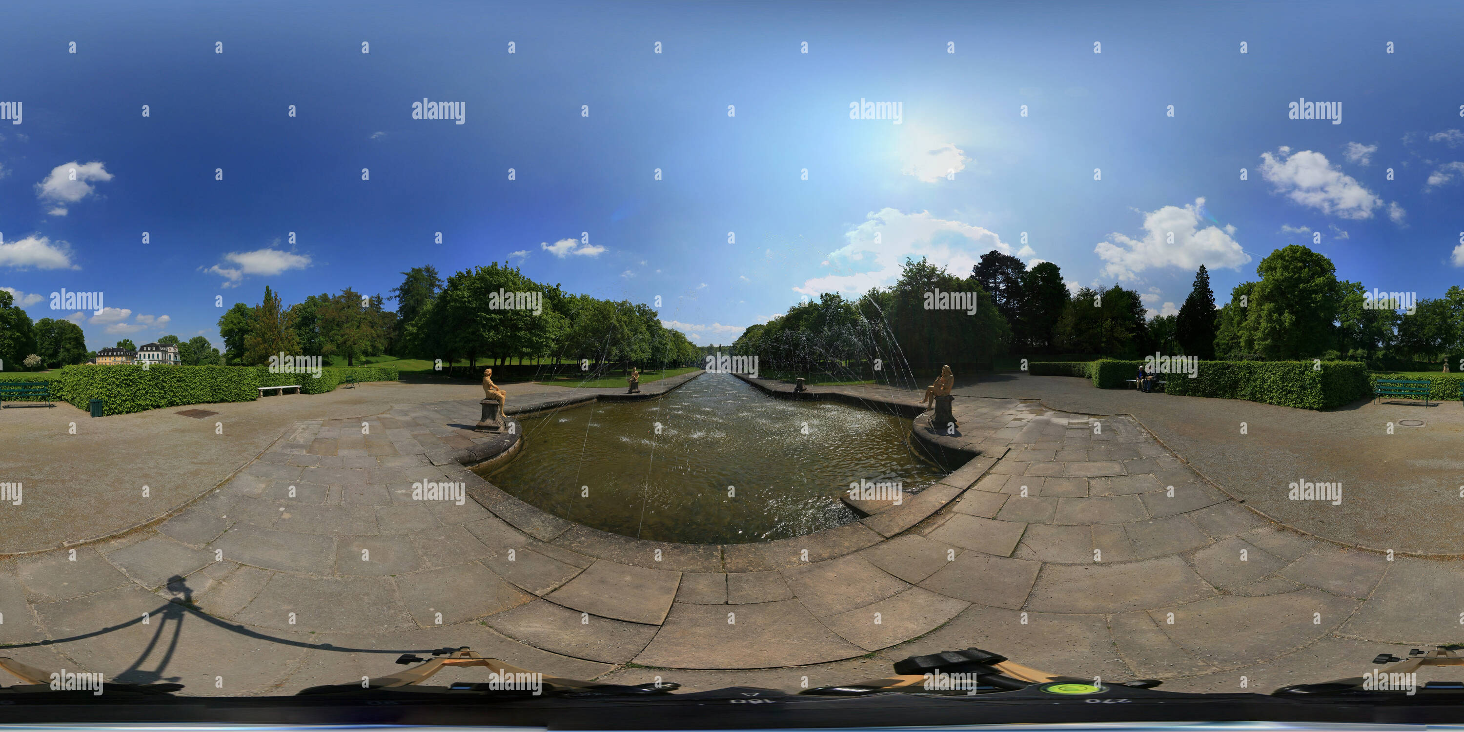 Visualizzazione panoramica a 360 gradi di Giardino del palazzo Wilhelmsthal vicino Calden in Nordhessen acqua da giardino