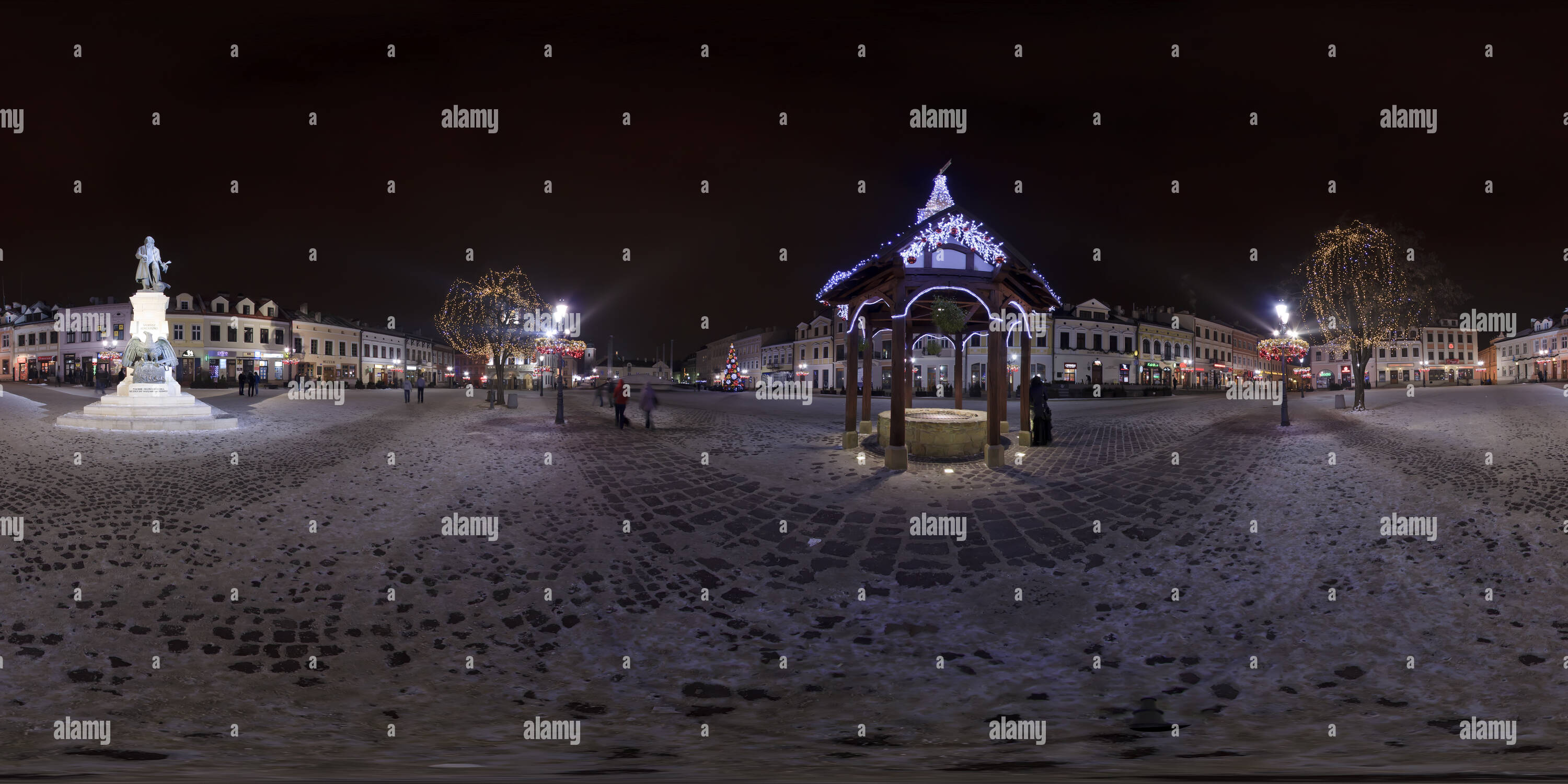 Visualizzazione panoramica a 360 gradi di Rzeszow Piazza del Mercato Tour Notturno n. 1