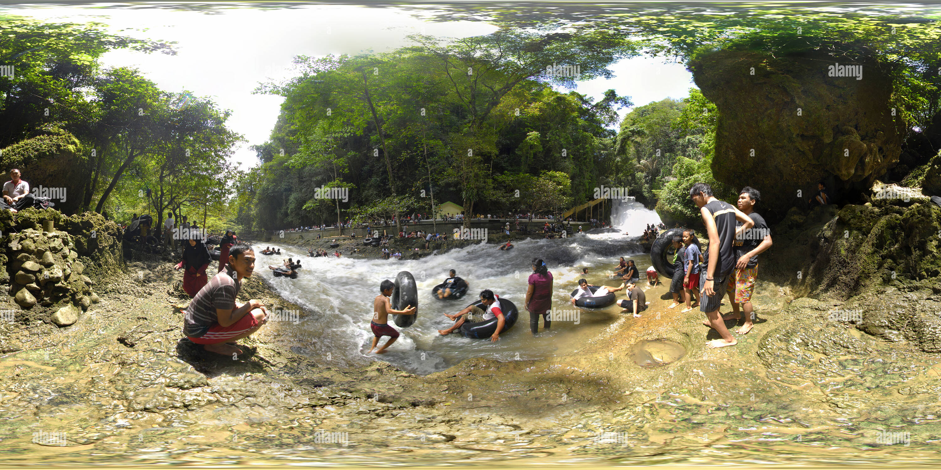 Visualizzazione panoramica a 360 gradi di Tubi di Whitewater, Bantimurung, Sulawesi