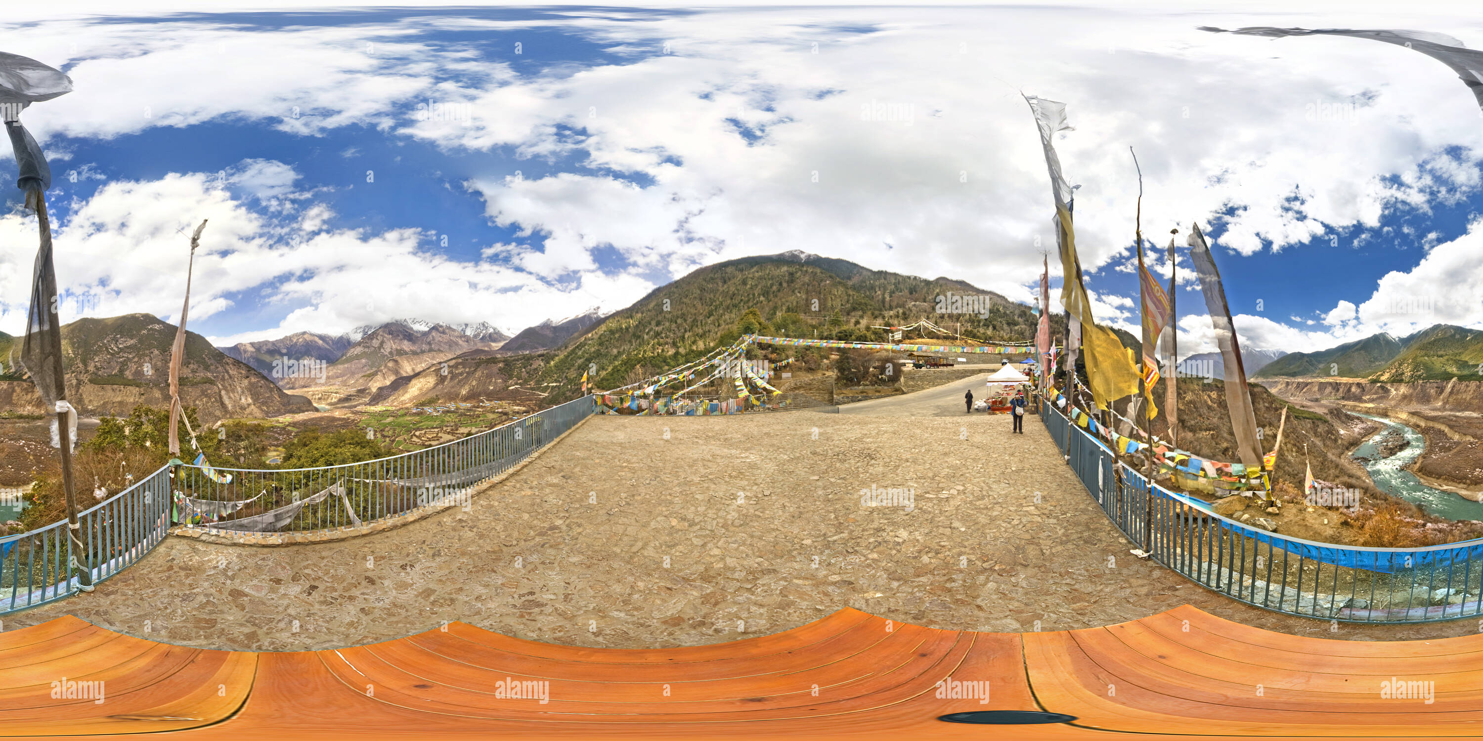 Visualizzazione panoramica a 360 gradi di Vista Montagna in fase di Yarlung zangbo river
