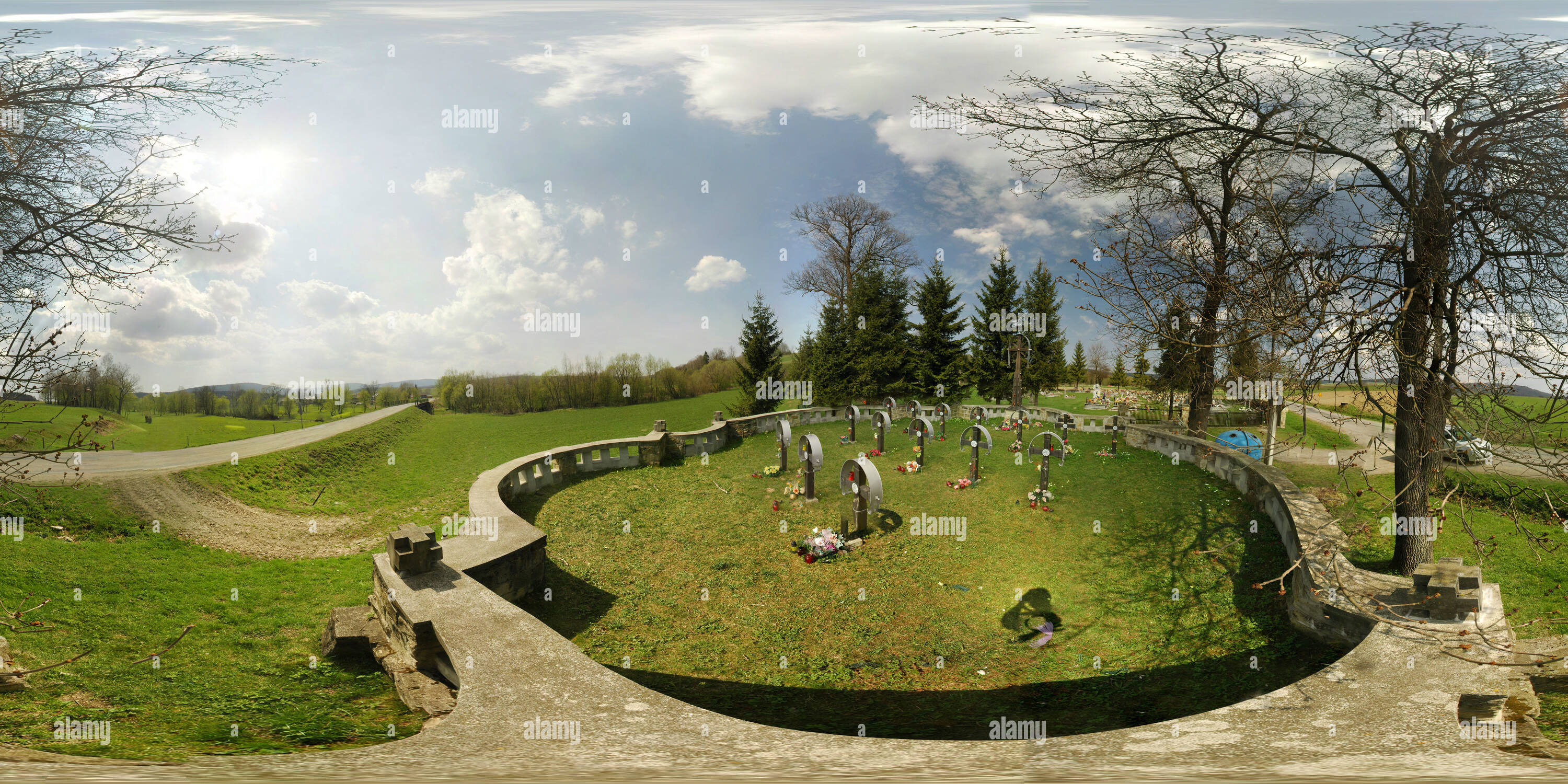 Visualizzazione panoramica a 360 gradi di WW 1 Cimitero Militare, Ujście Gorlickie, sud della Polonia