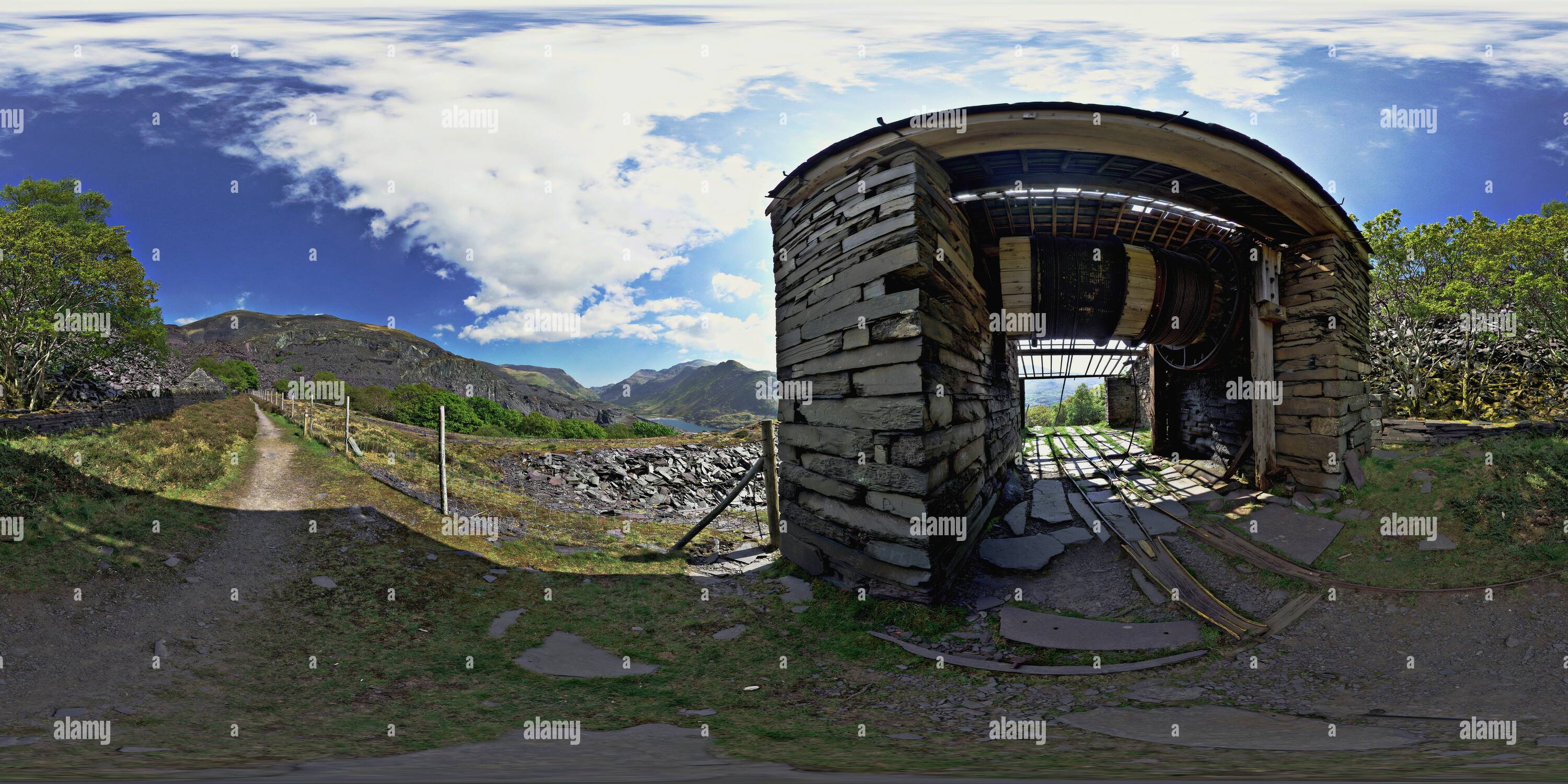 Visualizzazione panoramica a 360 gradi di Dinorwic cava di ardesia - vecchia casa verricello su un pendio