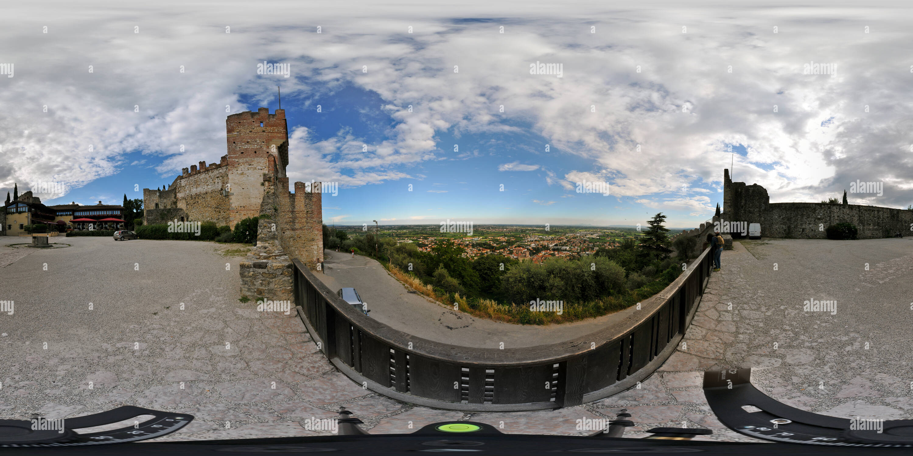 Visualizzazione panoramica a 360 gradi di Marostica castello superiore