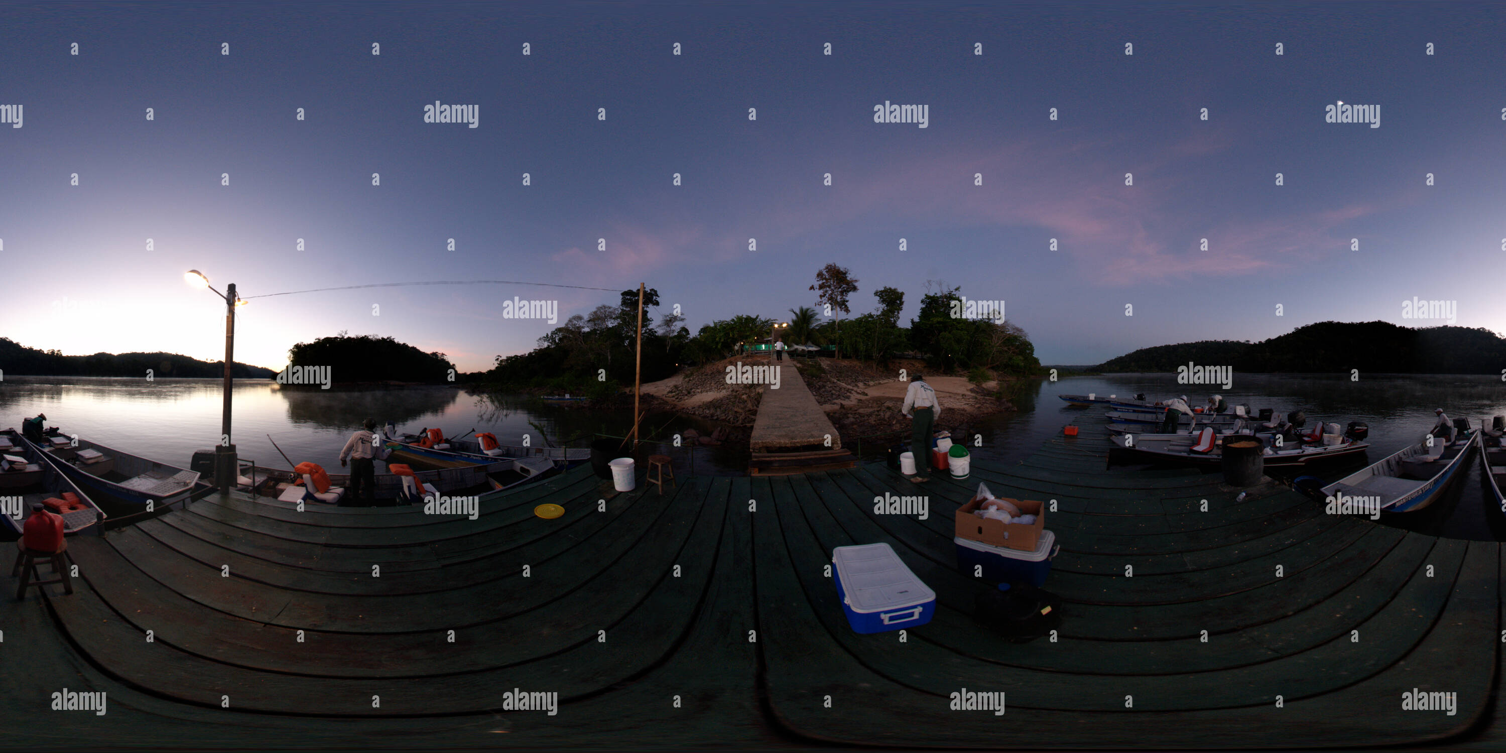 Visualizzazione panoramica a 360 gradi di Alba sul ponte