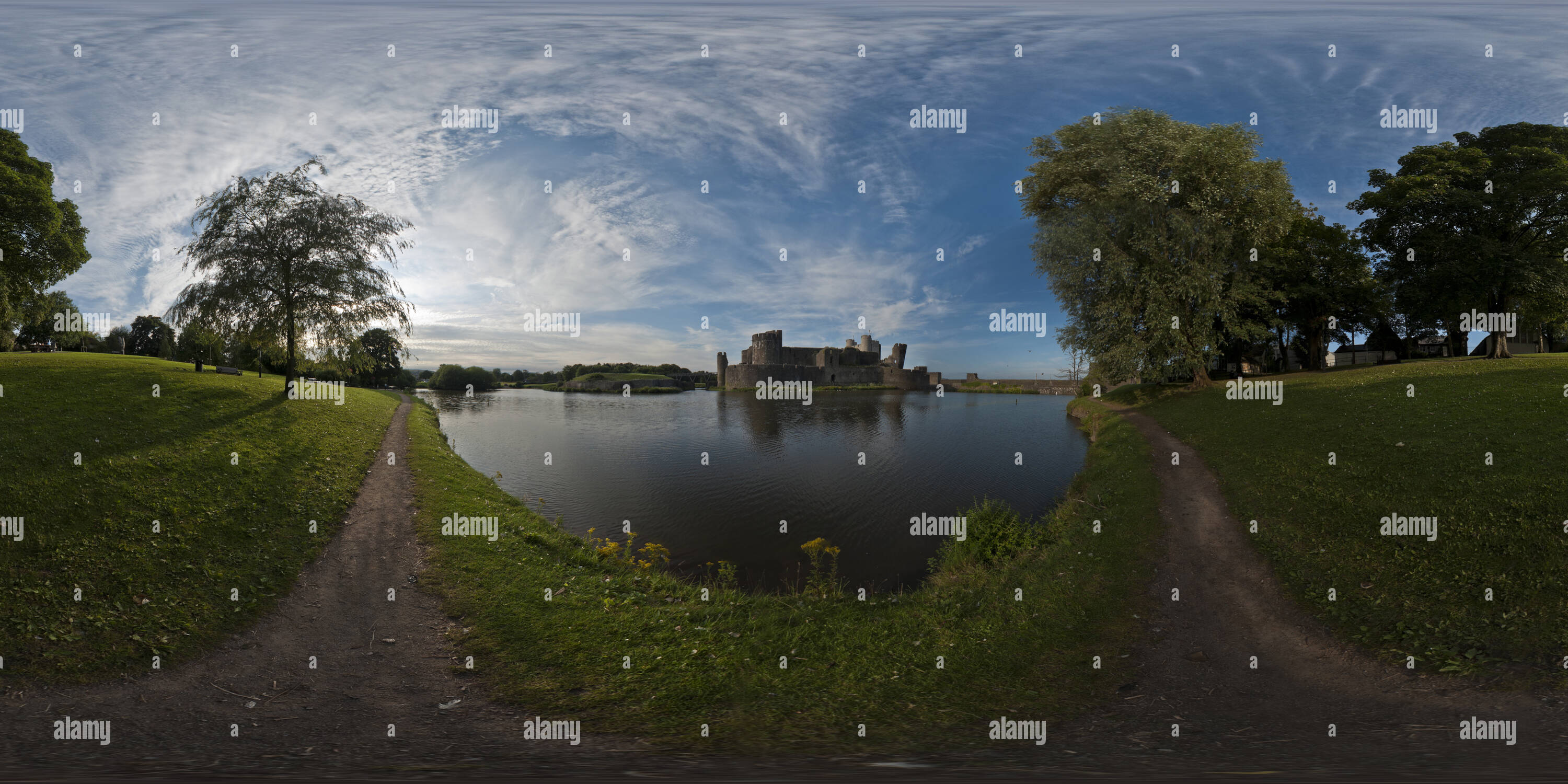 Visualizzazione panoramica a 360 gradi di Castello di Caerphilly e fossato