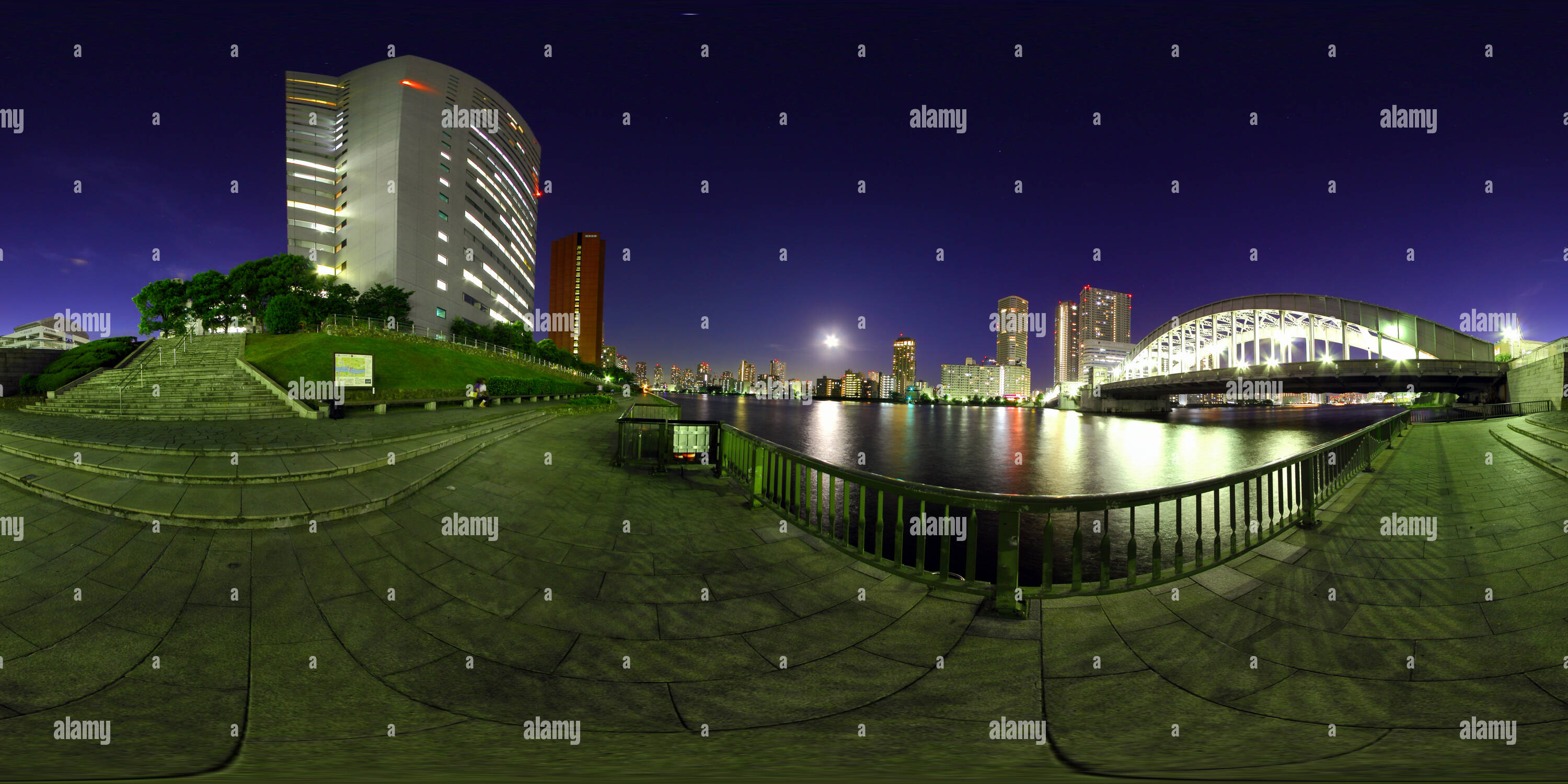 Visualizzazione panoramica a 360 gradi di Luna piena sul Fiume Sumida