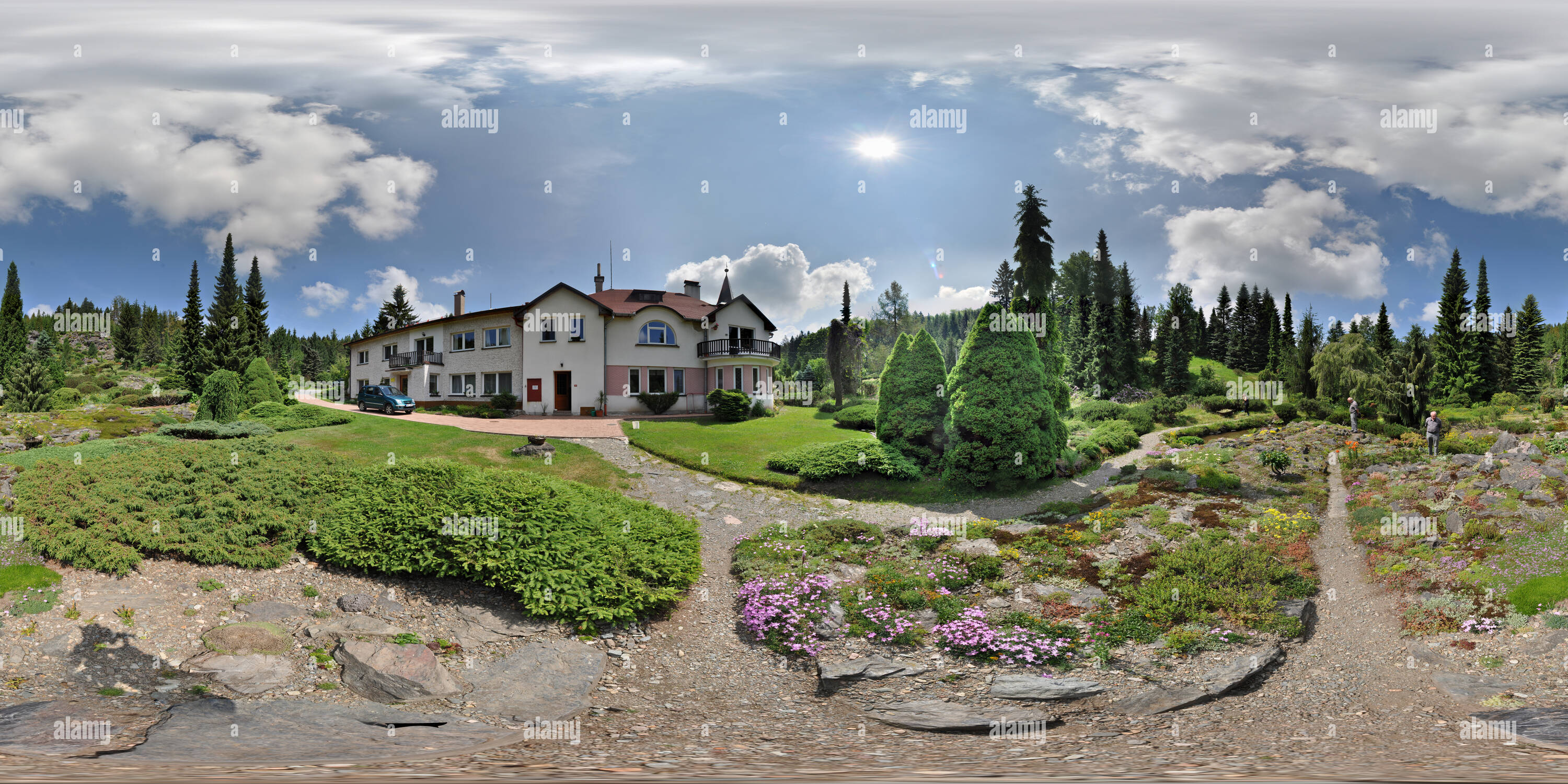 Visualizzazione panoramica a 360 gradi di Garten mit Gewässer und Gebirgspflanzen in Sedlonov (CZ)