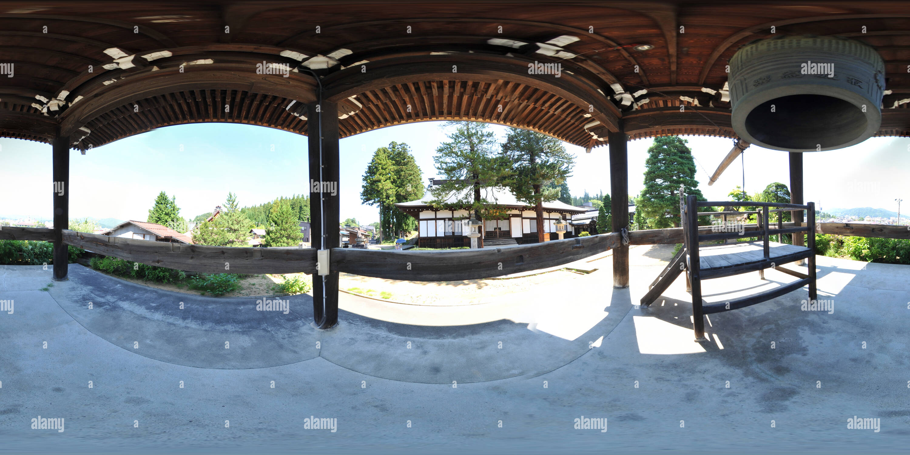 Visualizzazione panoramica a 360 gradi di Hida-Takayama - enorme campana in tempio Sogenji