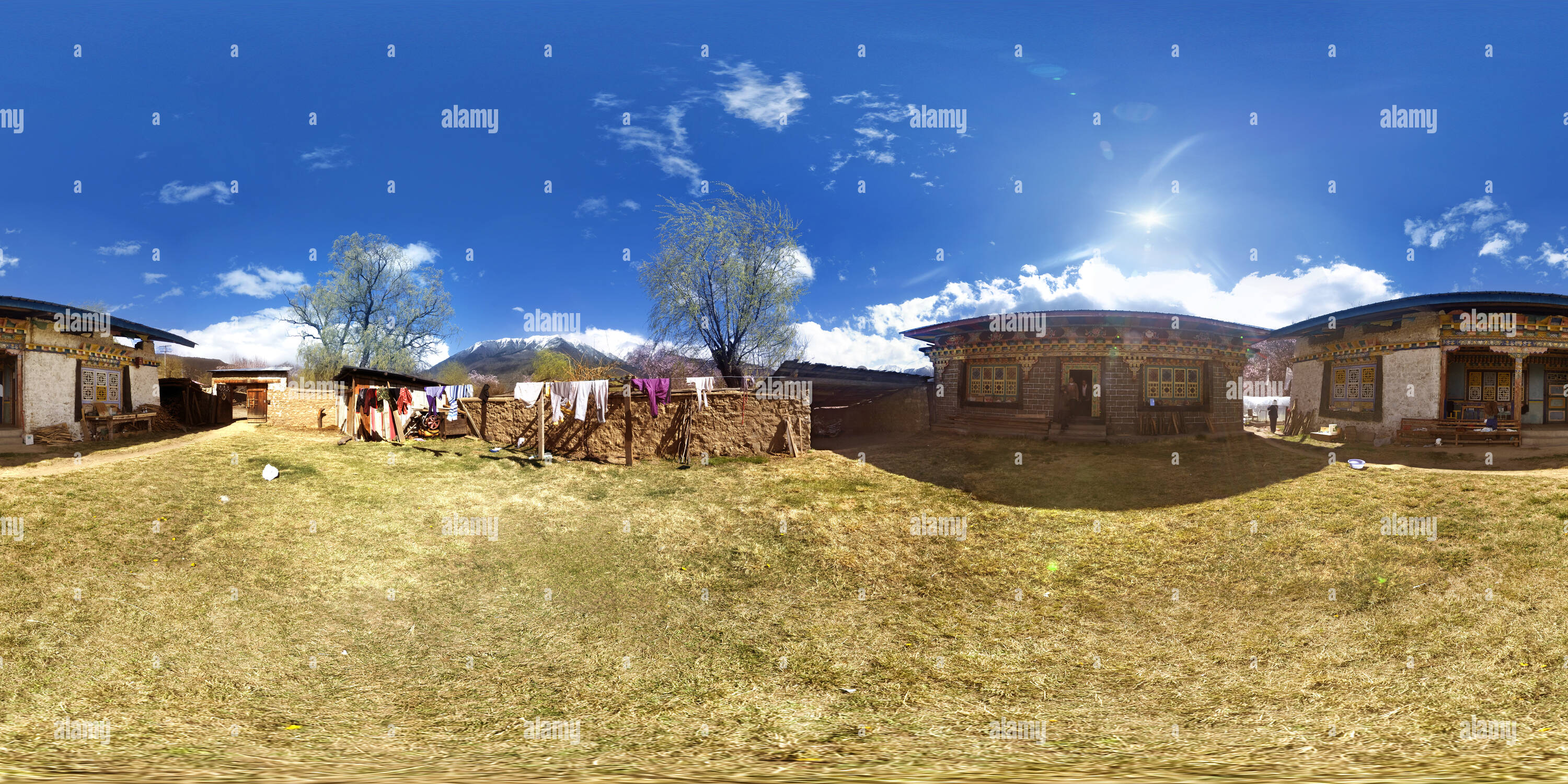 Visualizzazione panoramica a 360 gradi di Yarlung Zangbo Grand Canyon in Suosong villaggio di paizhen--la corte domestica dei tibetani qiancuo