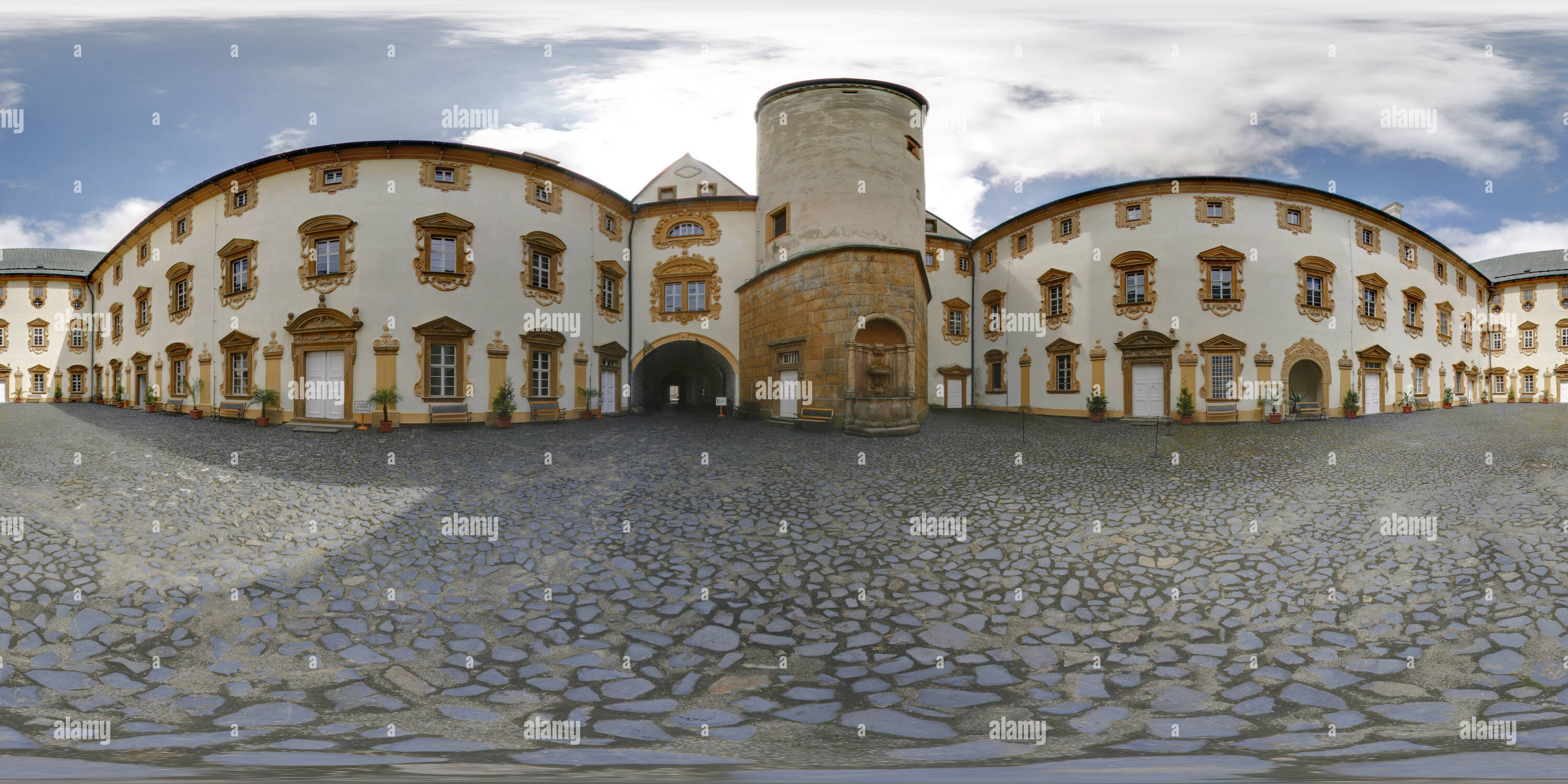 Visualizzazione panoramica a 360 gradi di Castello Lemberk, cortile