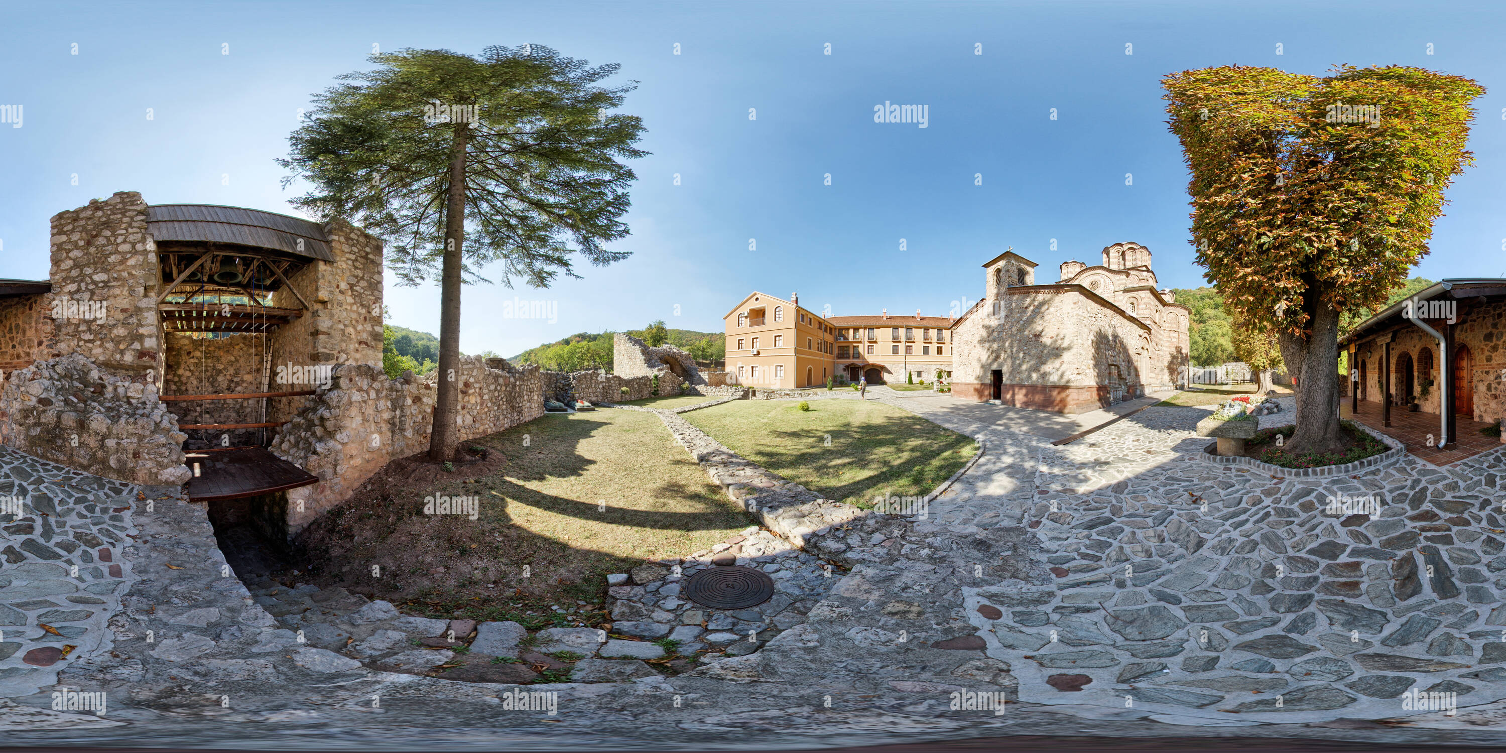 Visualizzazione panoramica a 360 gradi di Monastero di Ravanica - Dentro le mura