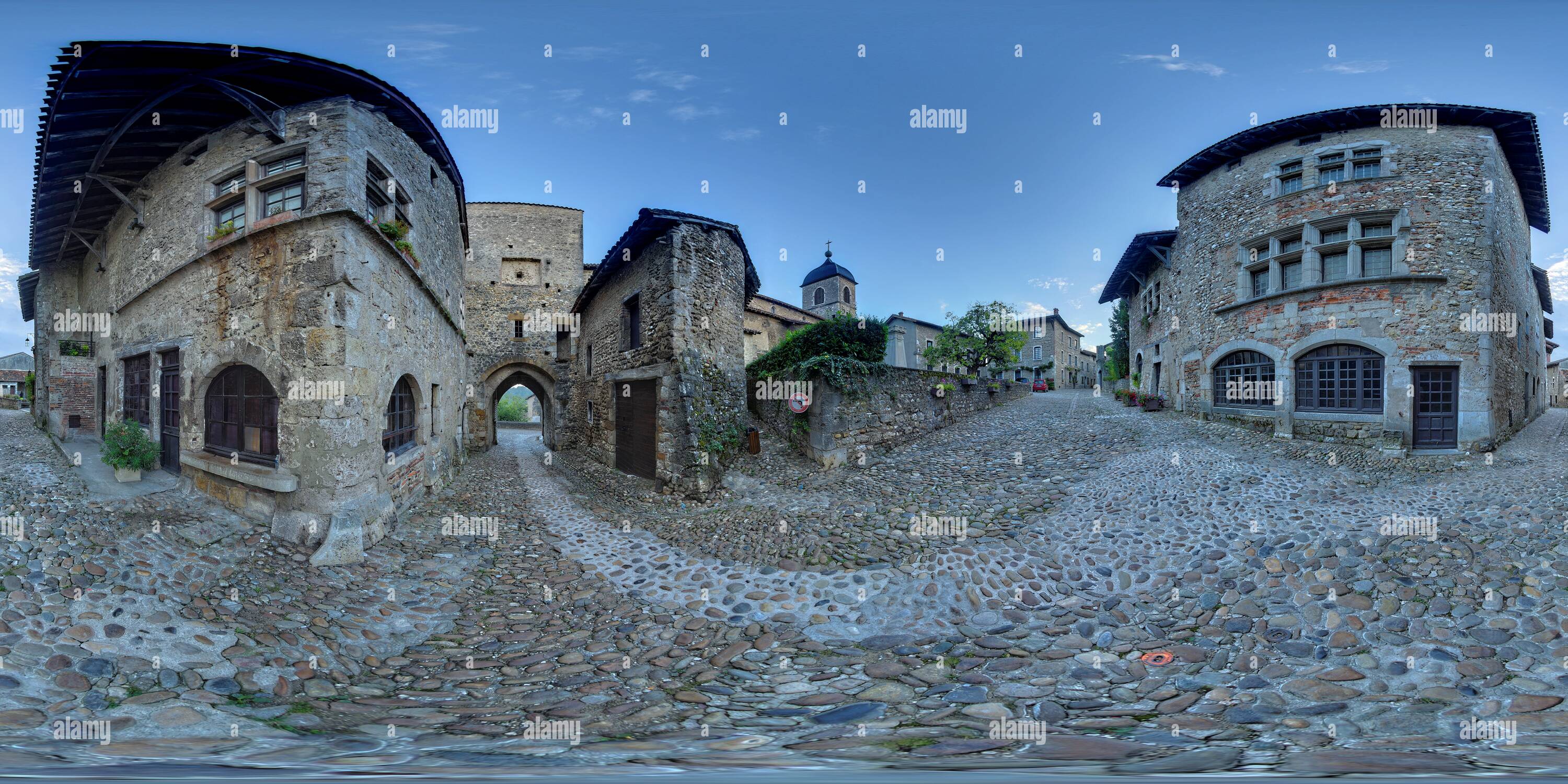 Visualizzazione panoramica a 360 gradi di Pérouges Village Médiéval rue des Rondes 2662